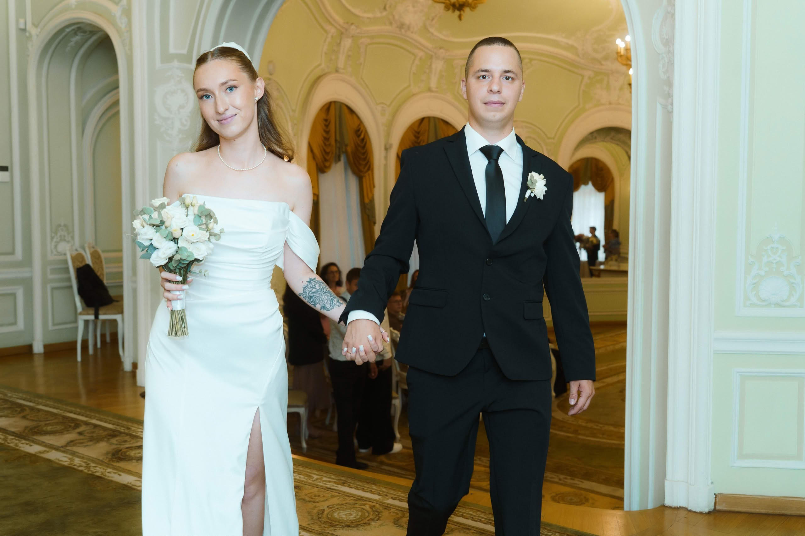 Анна и Илья после церемонии в ЗАГСе — свадебная пара выходит из зала
