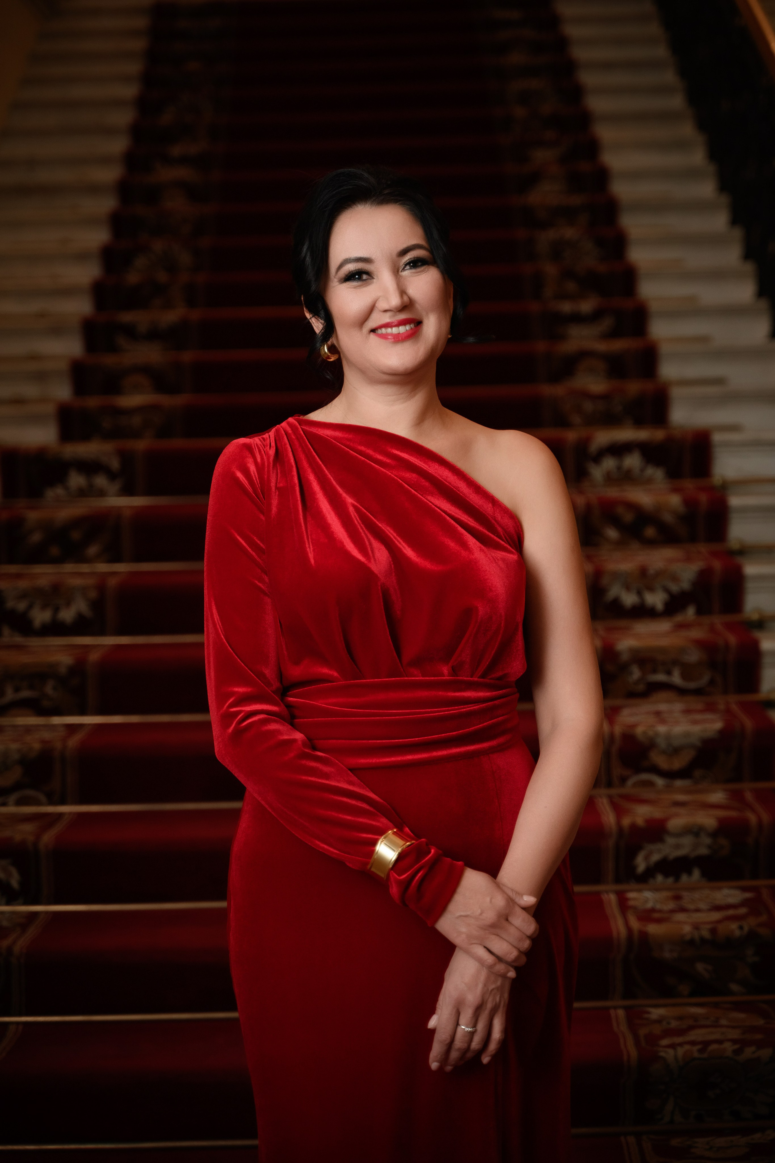 Красивая Женская портретная фотосессия в платье с прической и макияжем в дворцовых интерьерах.