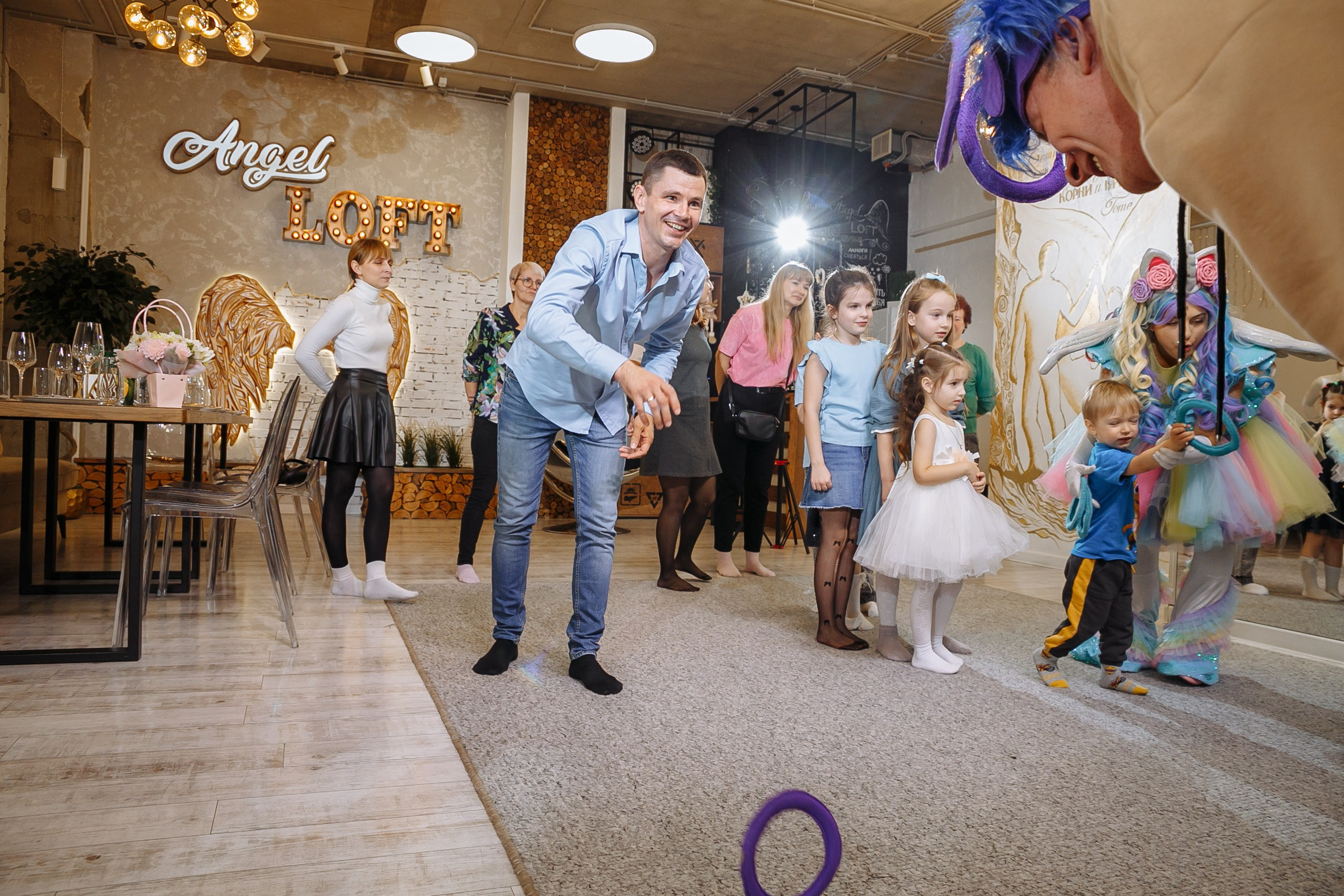 Насте 5 лет, дети играют в Ангел лофт. Событийный фотограф Максим Бескоровайновнов