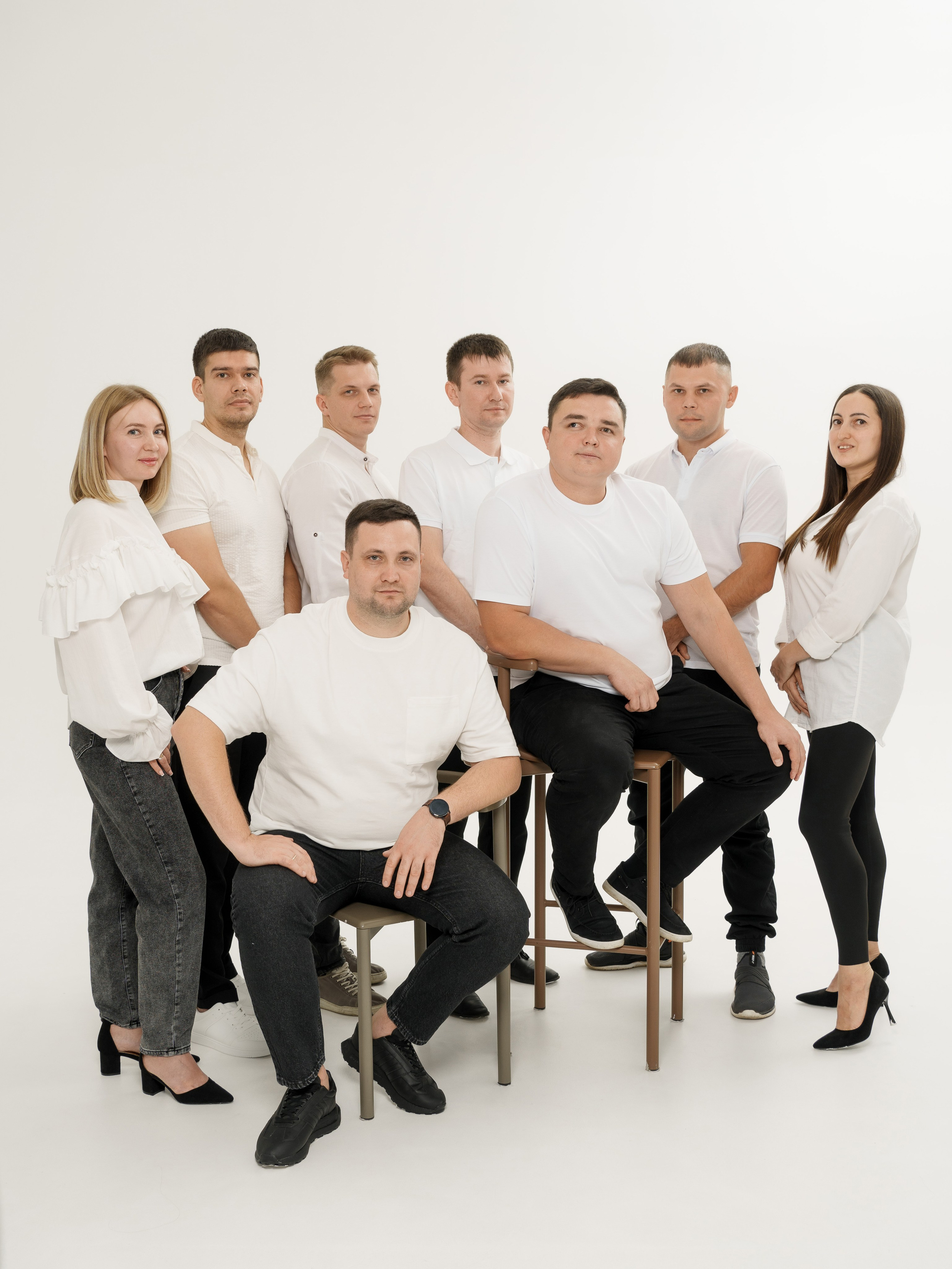 общая фотография мужчин и женщин на белом фоне в полный рост