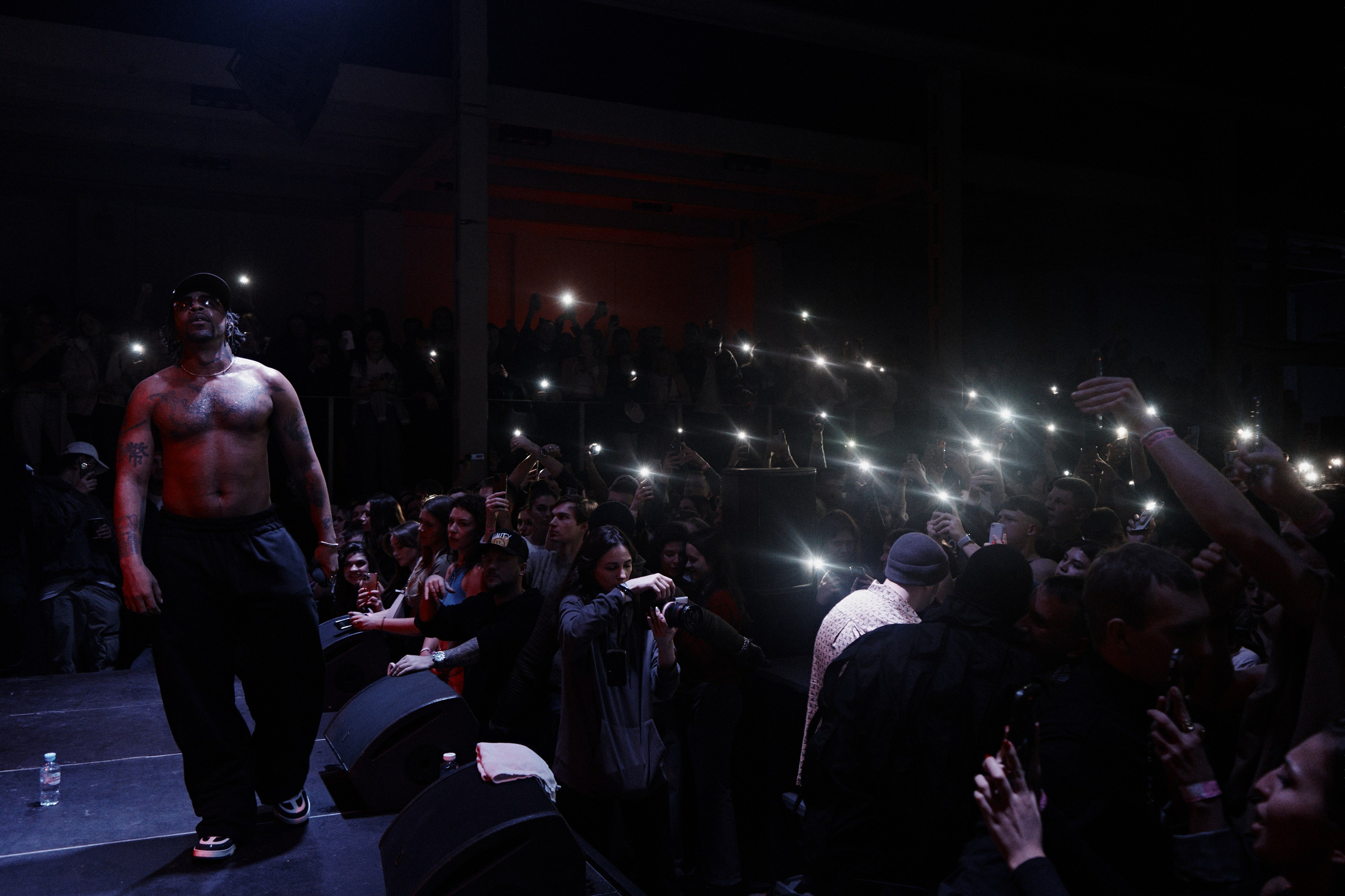 Azizi Gibson. NOIZOMAX Художественный фотограф в Дубай