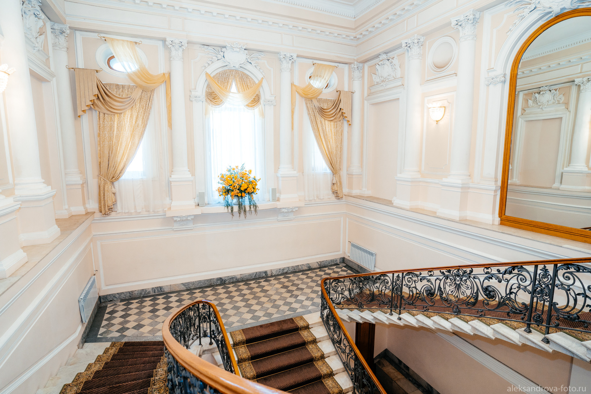 Дворец бракосочетания 2 - лестница