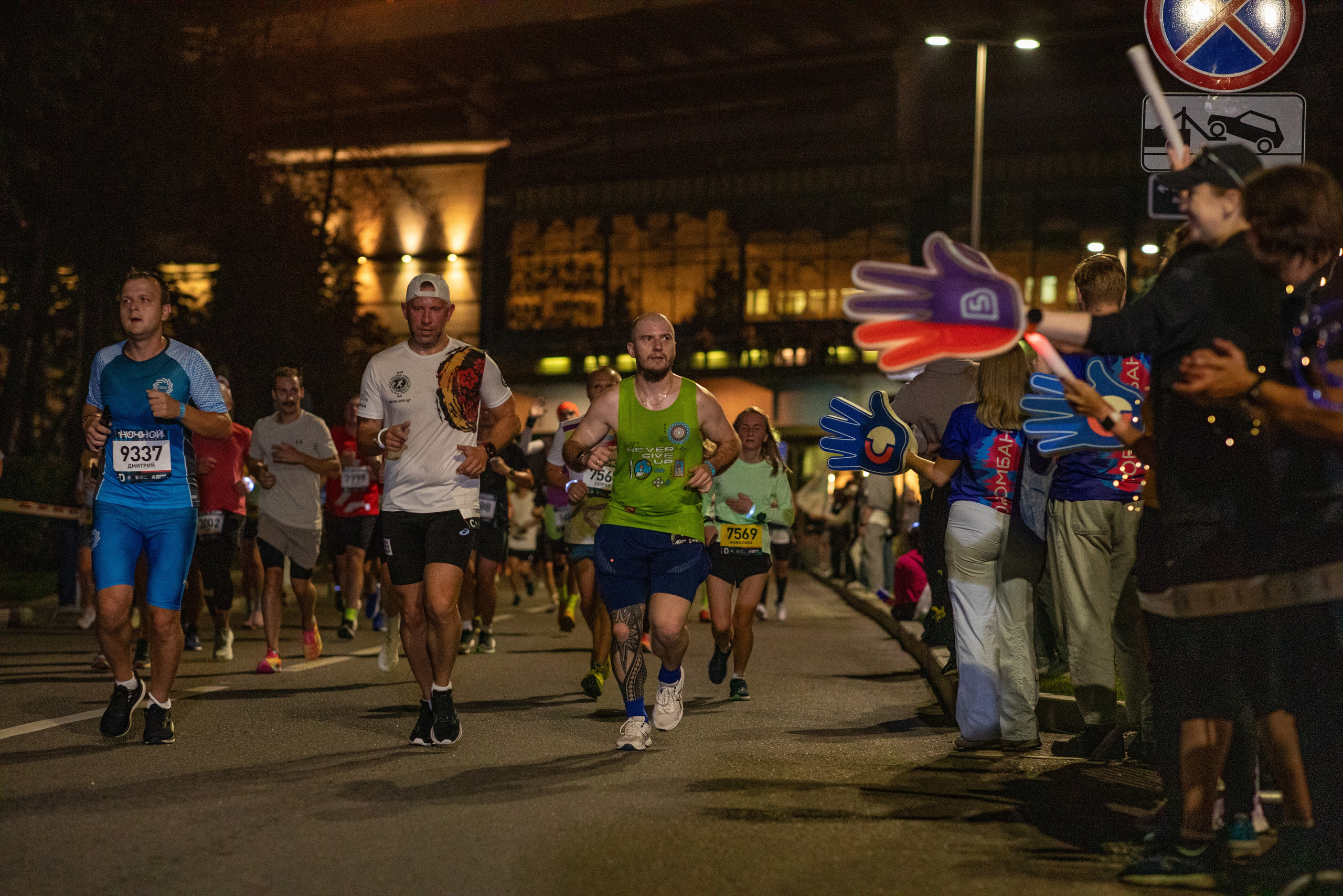Ночной забег в ленте фотографий бегунов 03.08.24. Фотограф Сергей Ловкий