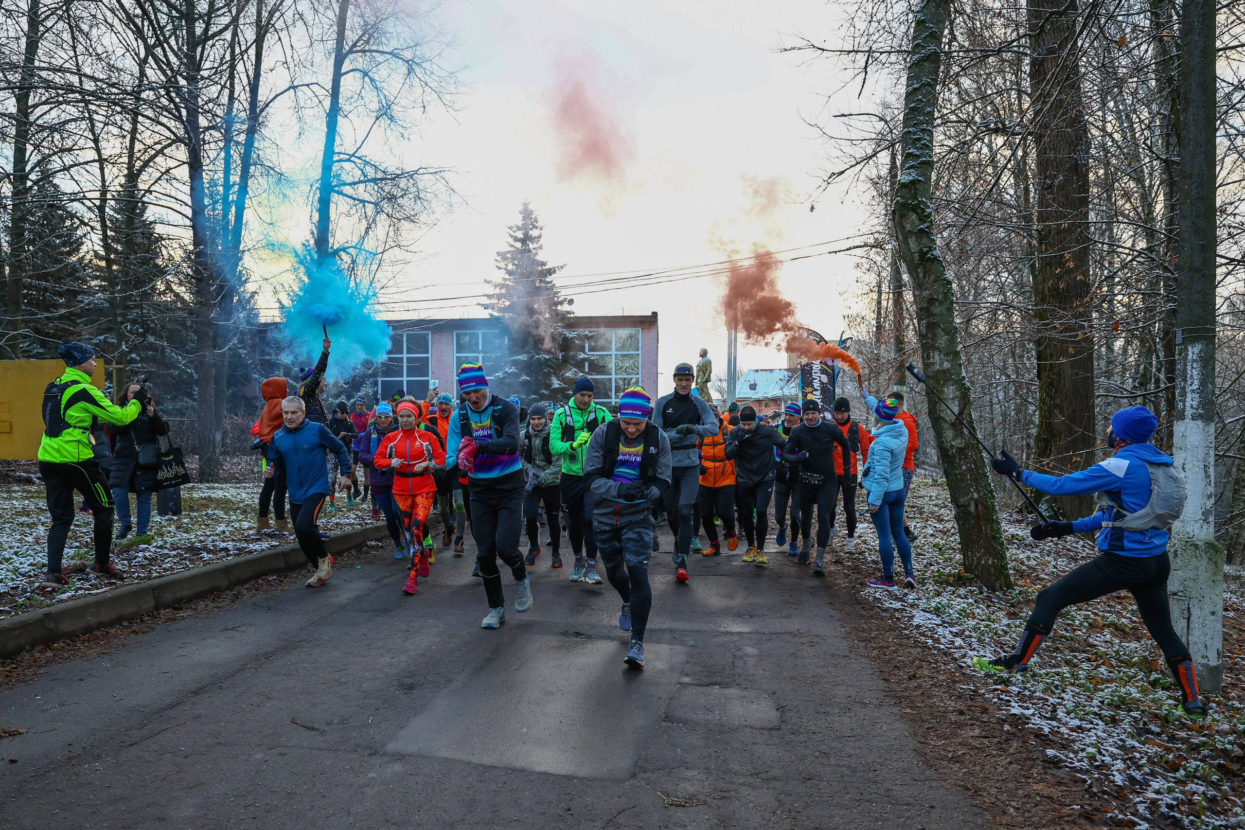 Два лепестка Химкинского марафона у дома, 23.11.25. Фотограф Сергей Ловкий