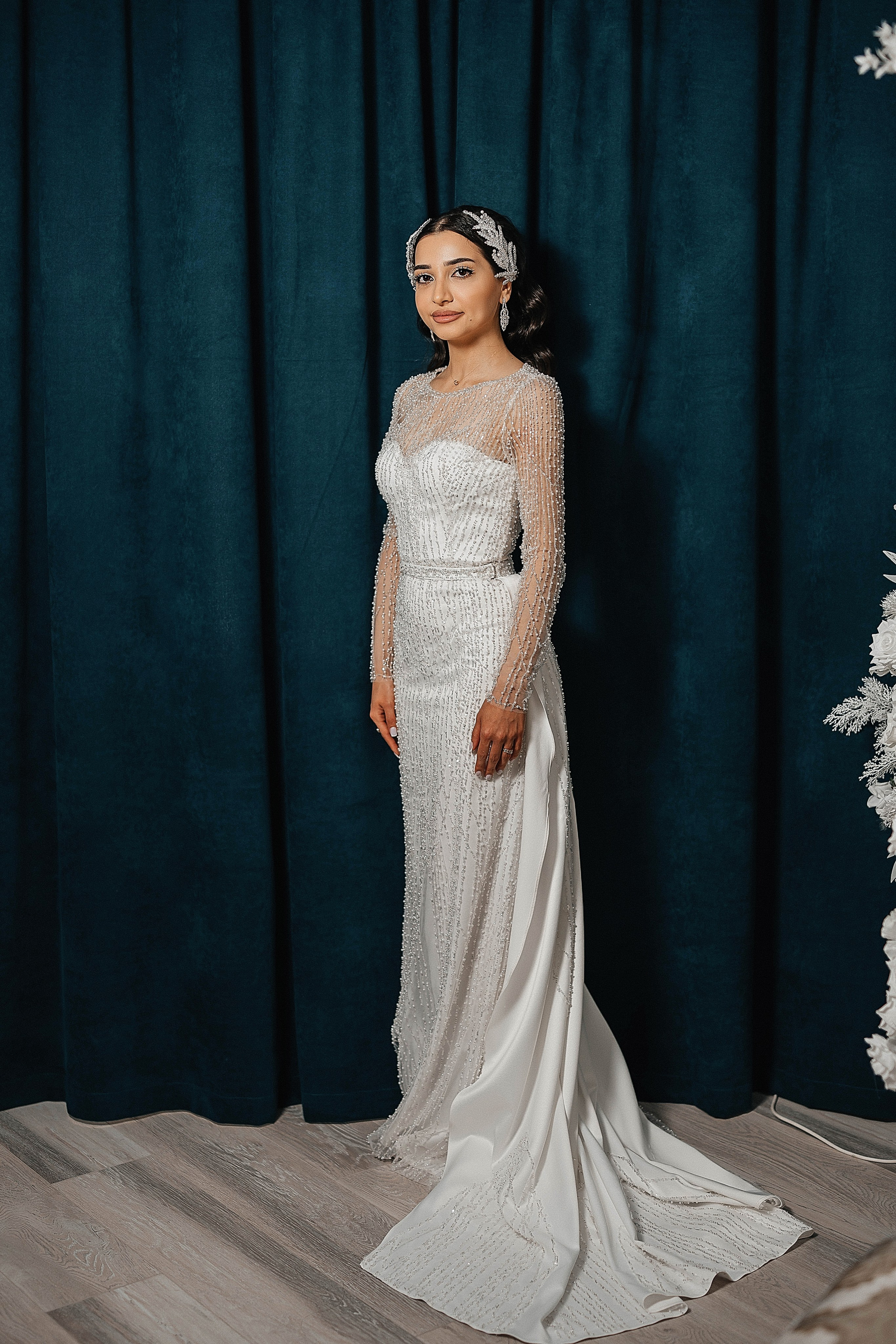 Невеста в свадебном платье на синем фоне