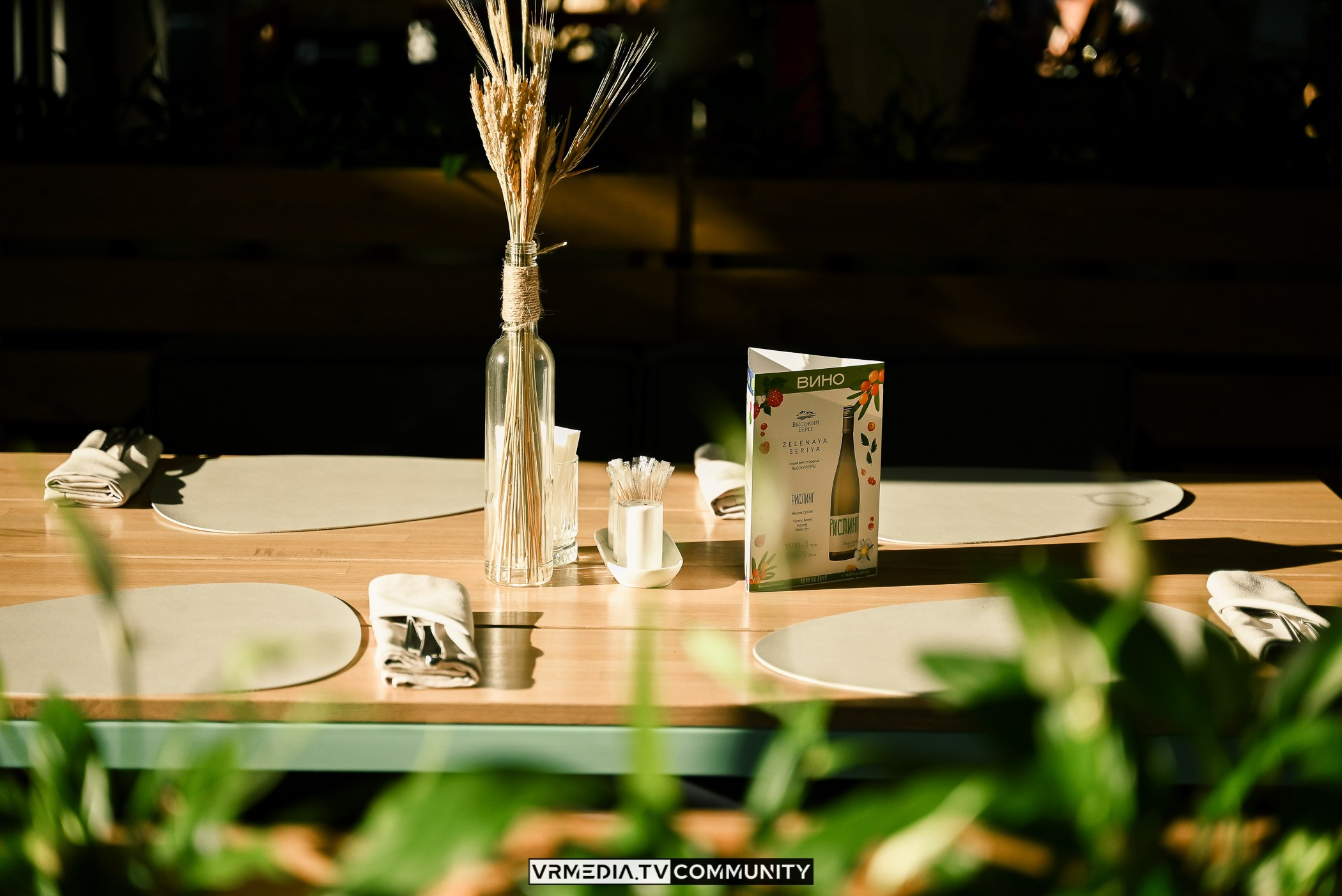 Ресторан «Volna»: Вокальный вечер на летней веранде «Хочу на дачу»