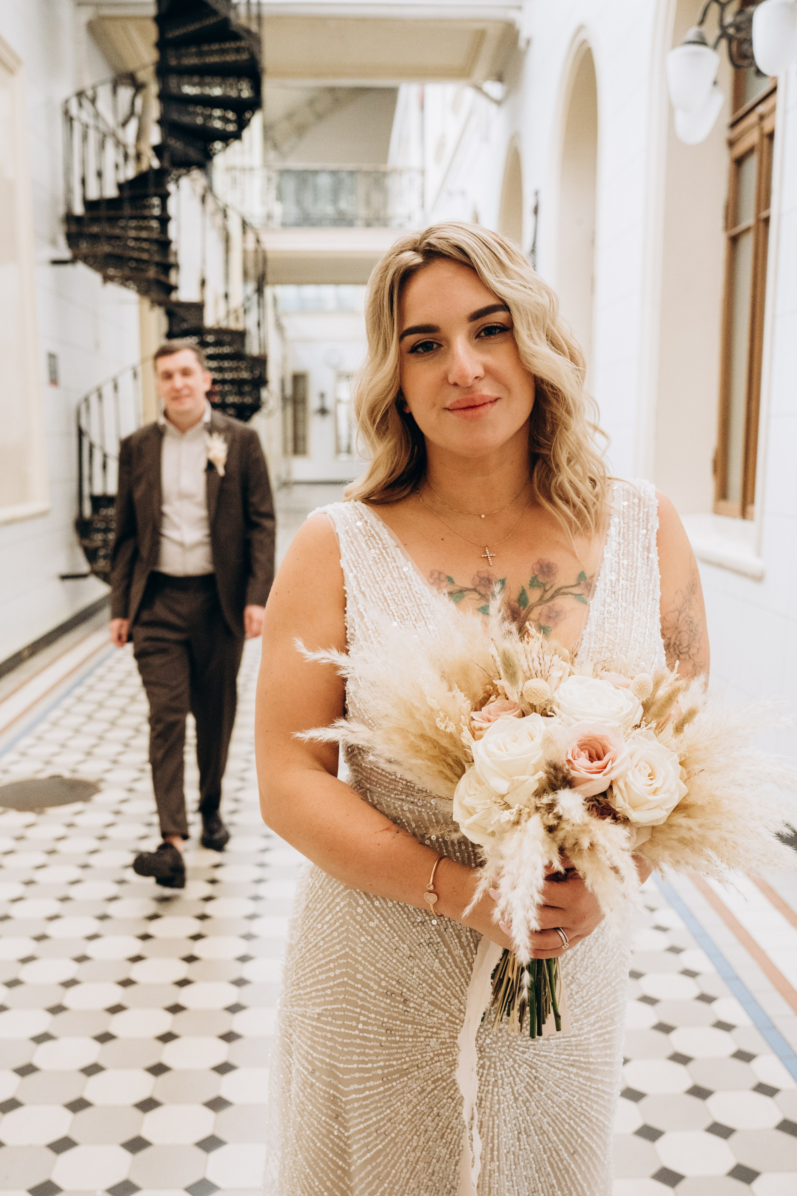 Невеста идет по аллее парка — профессиональная съемка свадебных портретов на открытом воздухе в Москве.