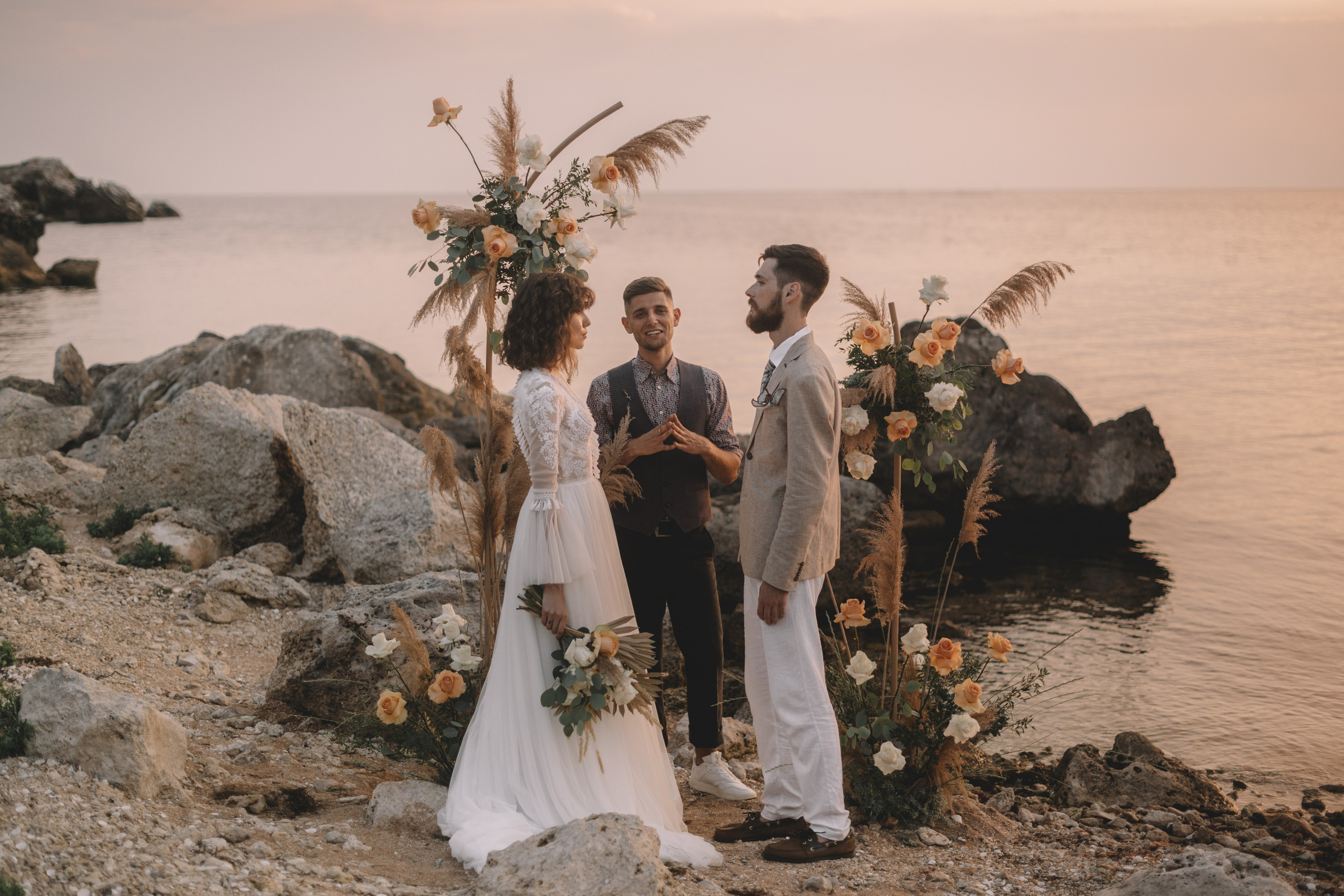 Свадебная фотосессия в Щелкино ,Бухта Космонавтов. Выездная церемония на берегу моря Крым. Свадебный и семейный фотограф и видеограф, Крым, Москва, Санкт -Петербург