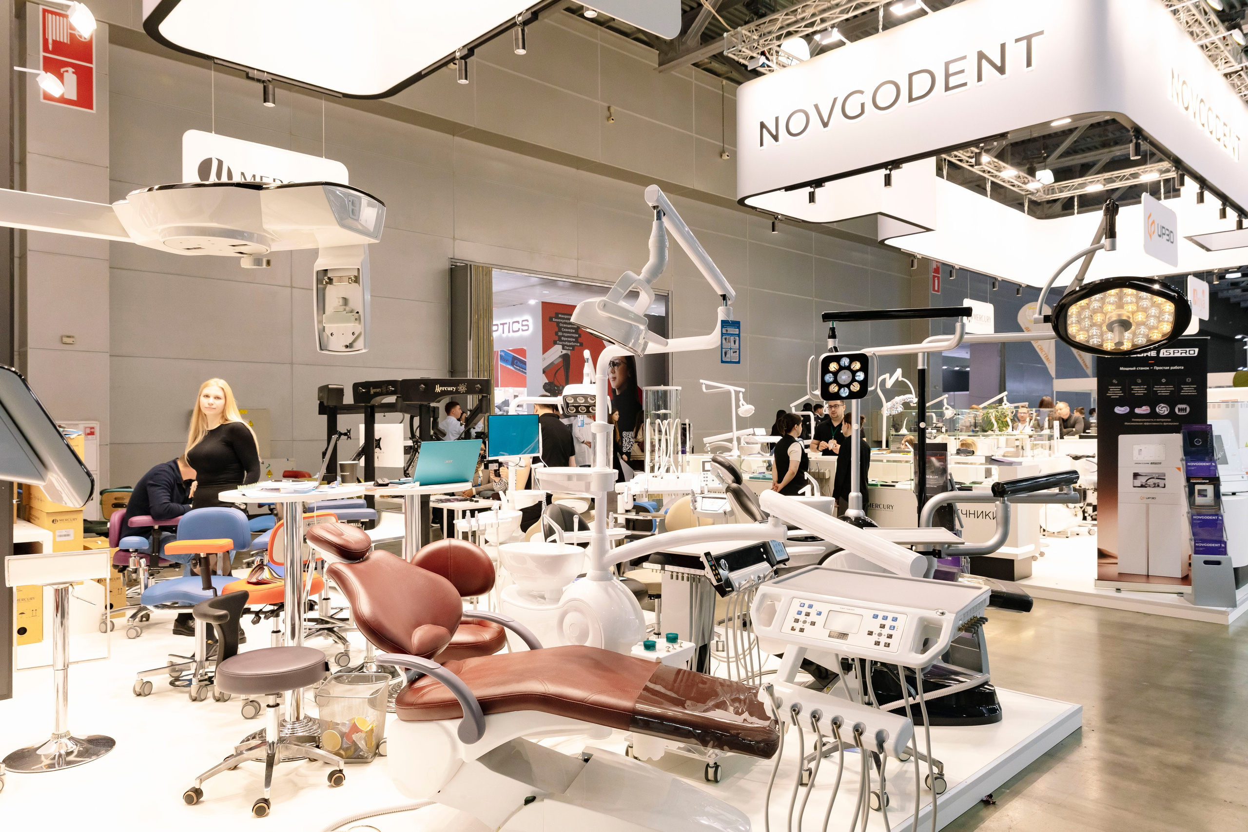 Стоматологическая выставка Dental Salon 2026. Профессиональный фотограф в Москве | Заказать фотосессию и съемку