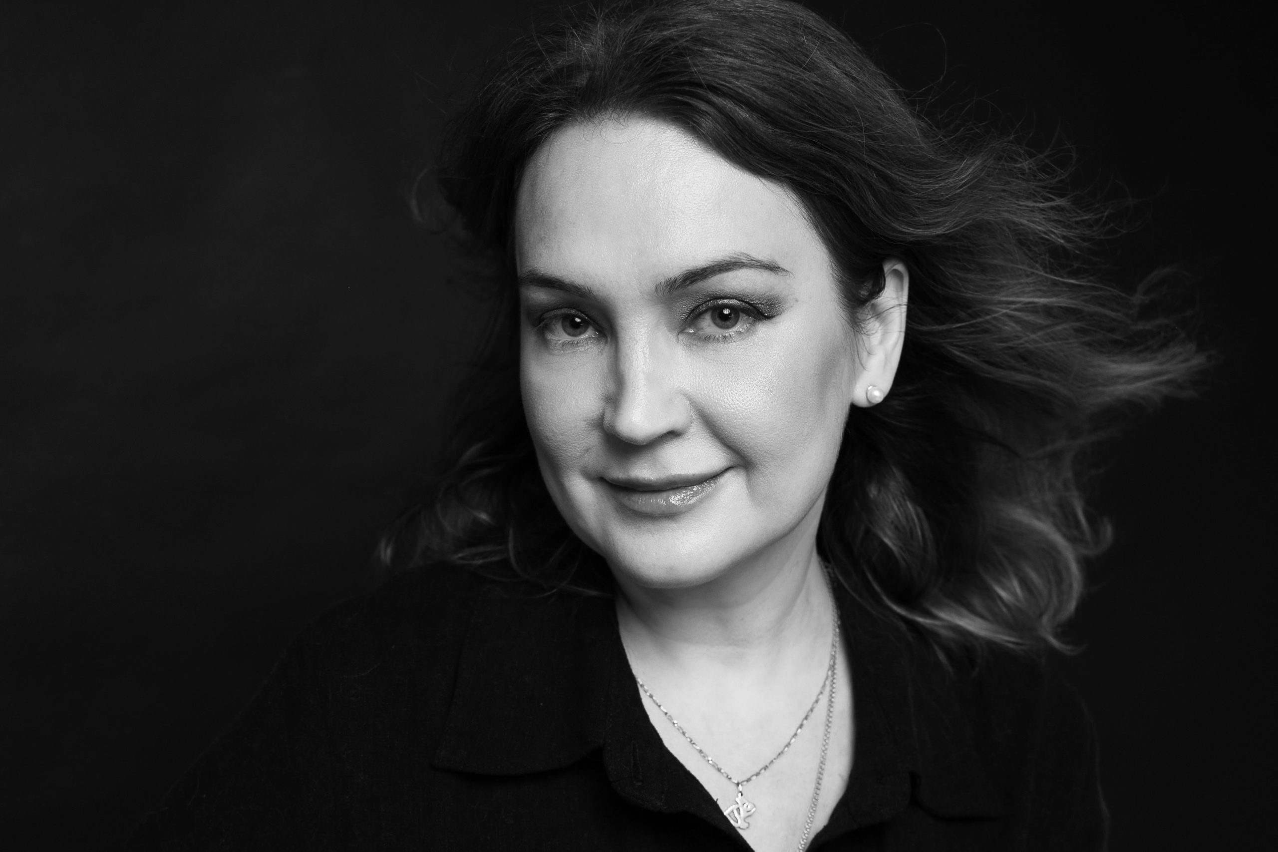 Минималистичный женский портрет, черно-белое фото крупным планом, психологический портрет на темном фоне, студийная съемка СПб