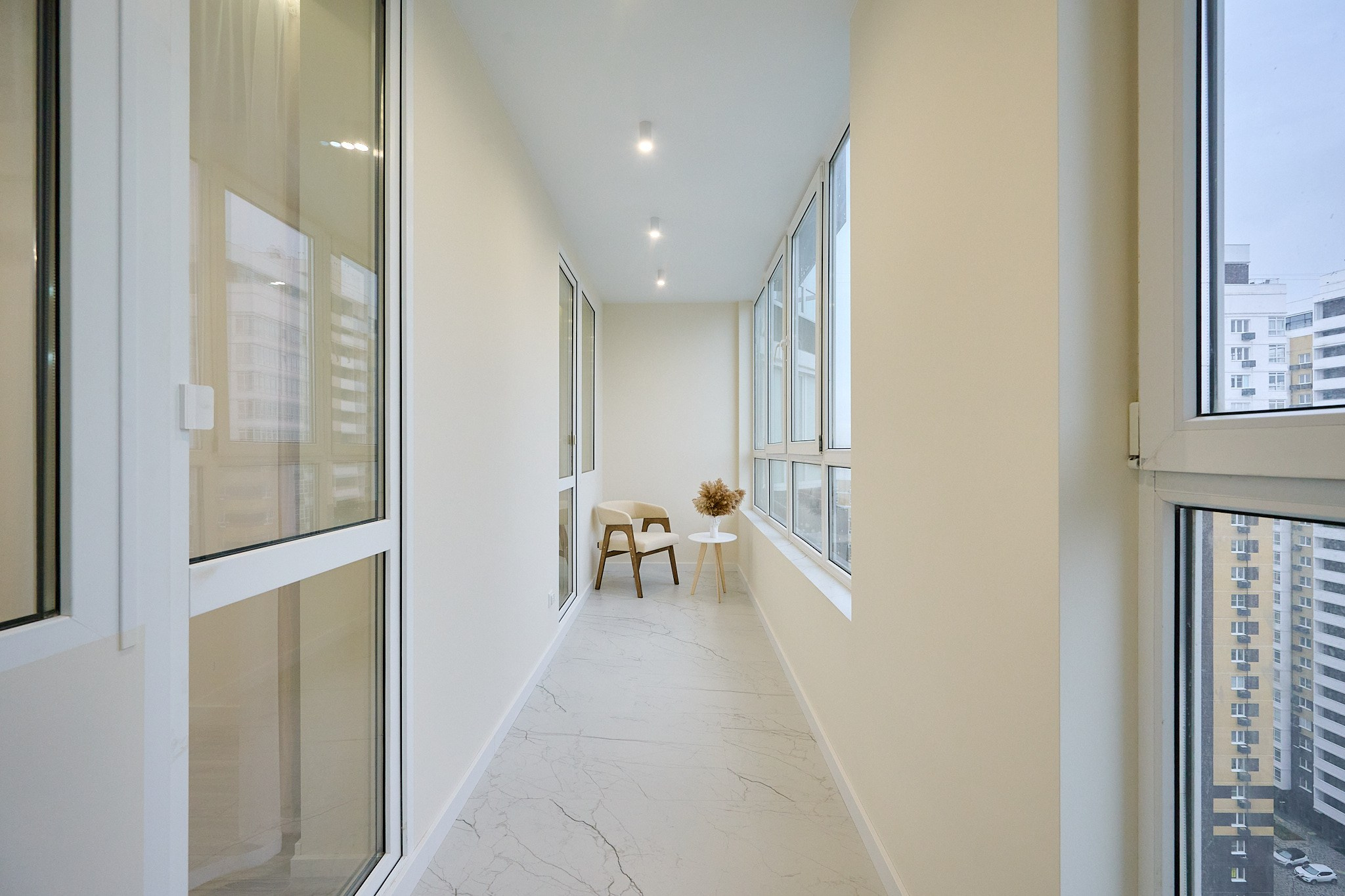 балкон панорамные окна белые стены белый стул 