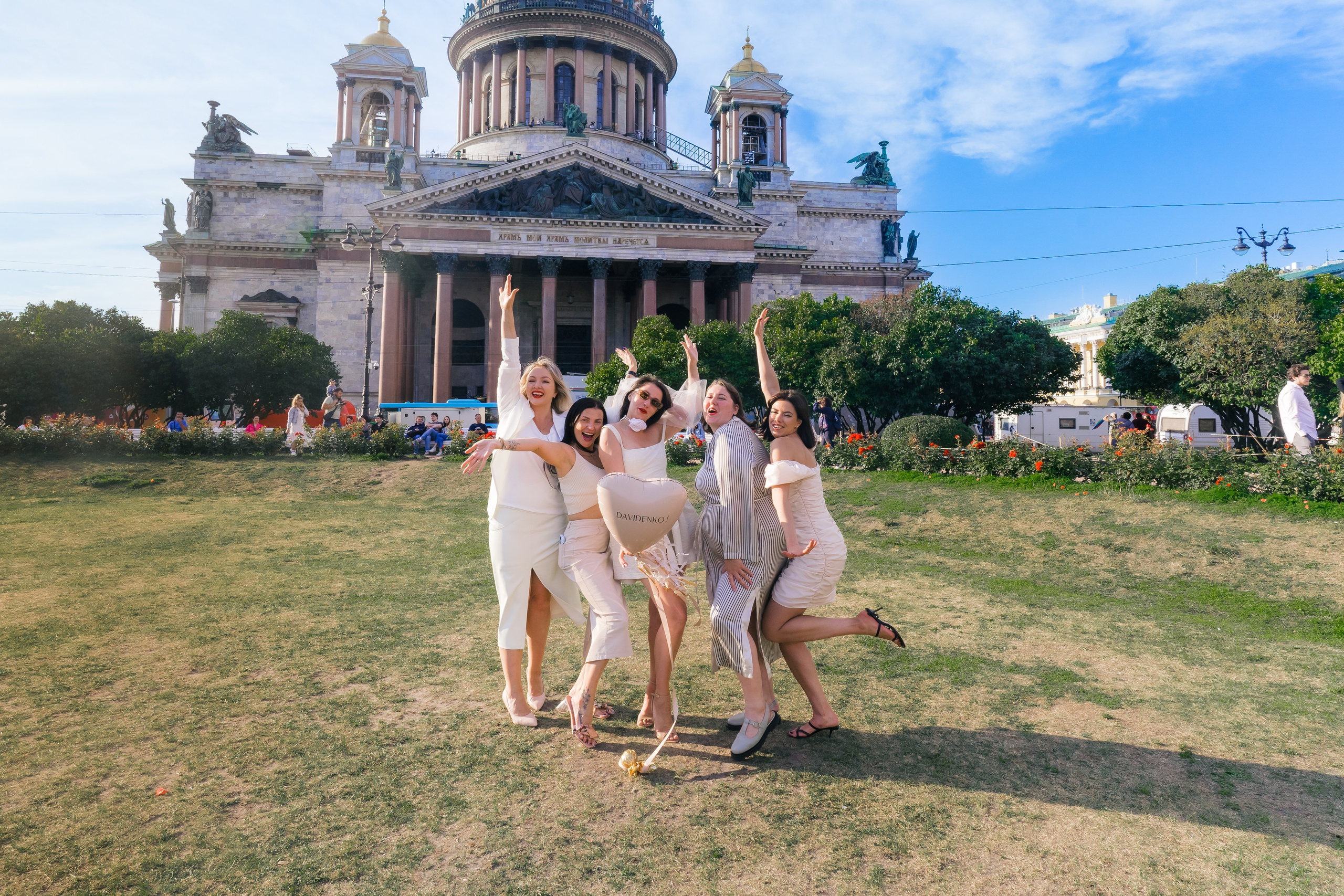 Фотосъемка девичника, встреча девушек, веселые женские портреты