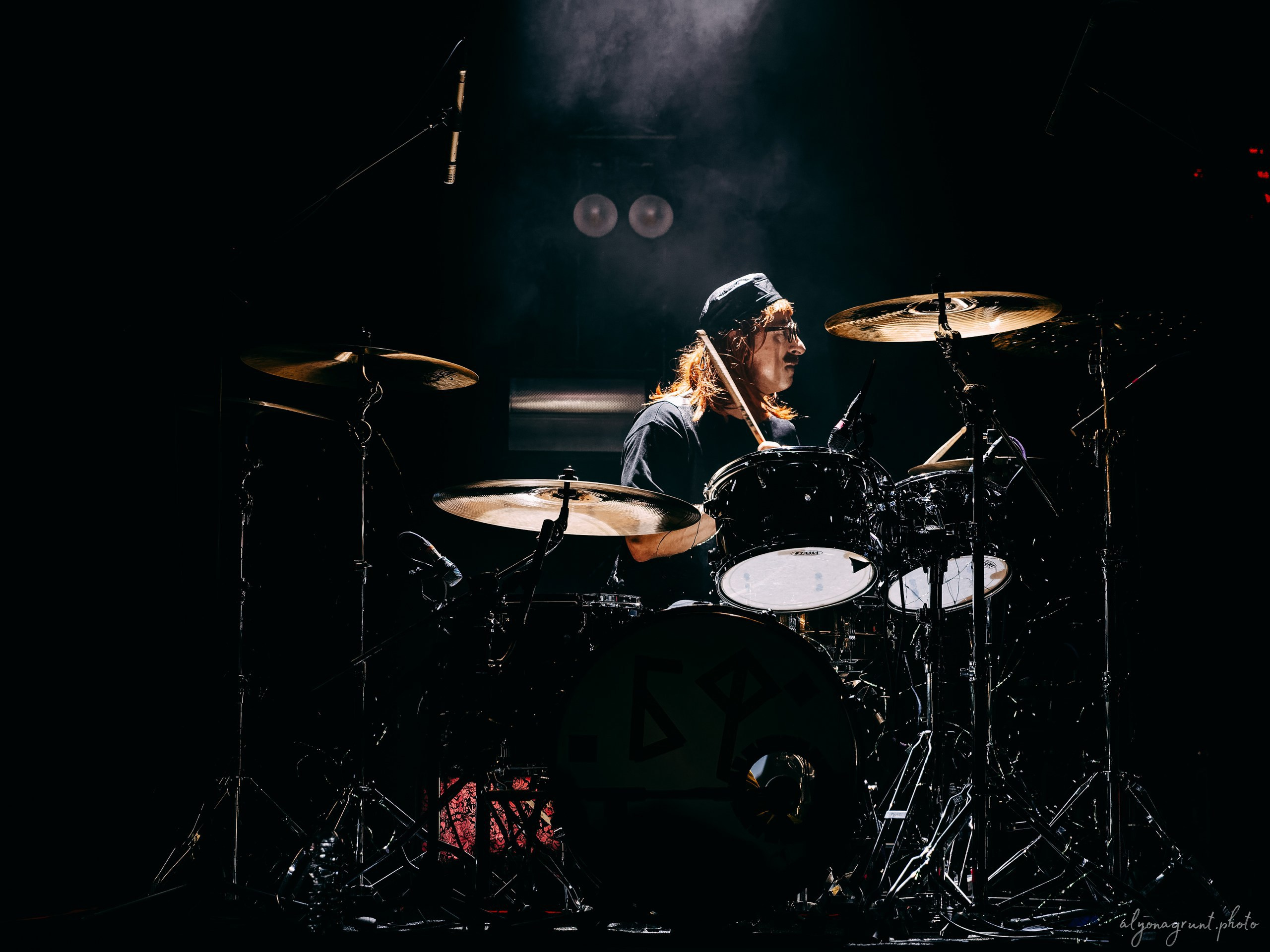 Багровый Фантомас, фоторепортаж, СПб, BASE, 14.12.2025. Алена Адрианова: фотограф в Санкт-Петербурге