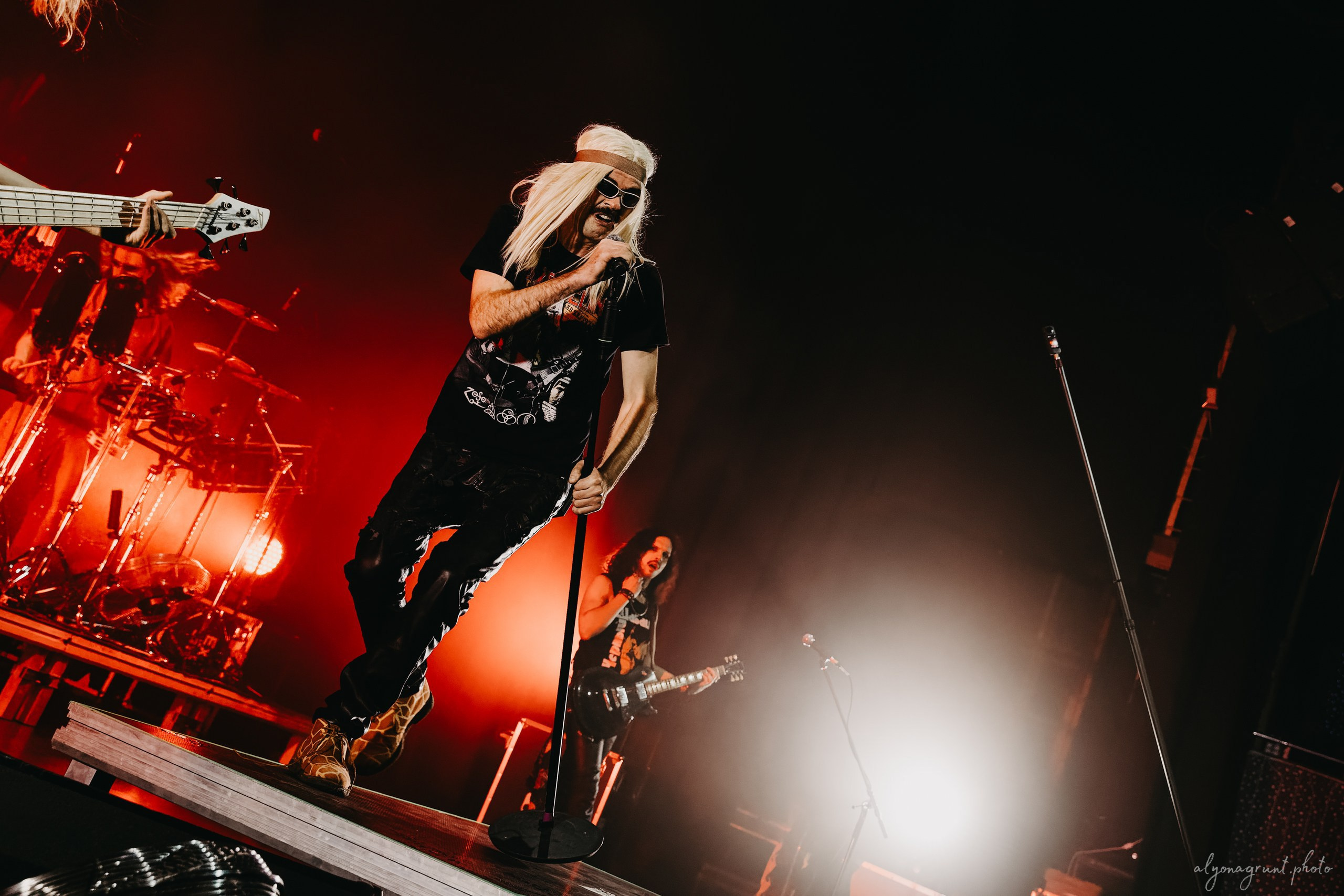 Багровый Фантомас, фоторепортаж, СПб, BASE, 14.12.2025. Алена Адрианова: фотограф в Санкт-Петербурге