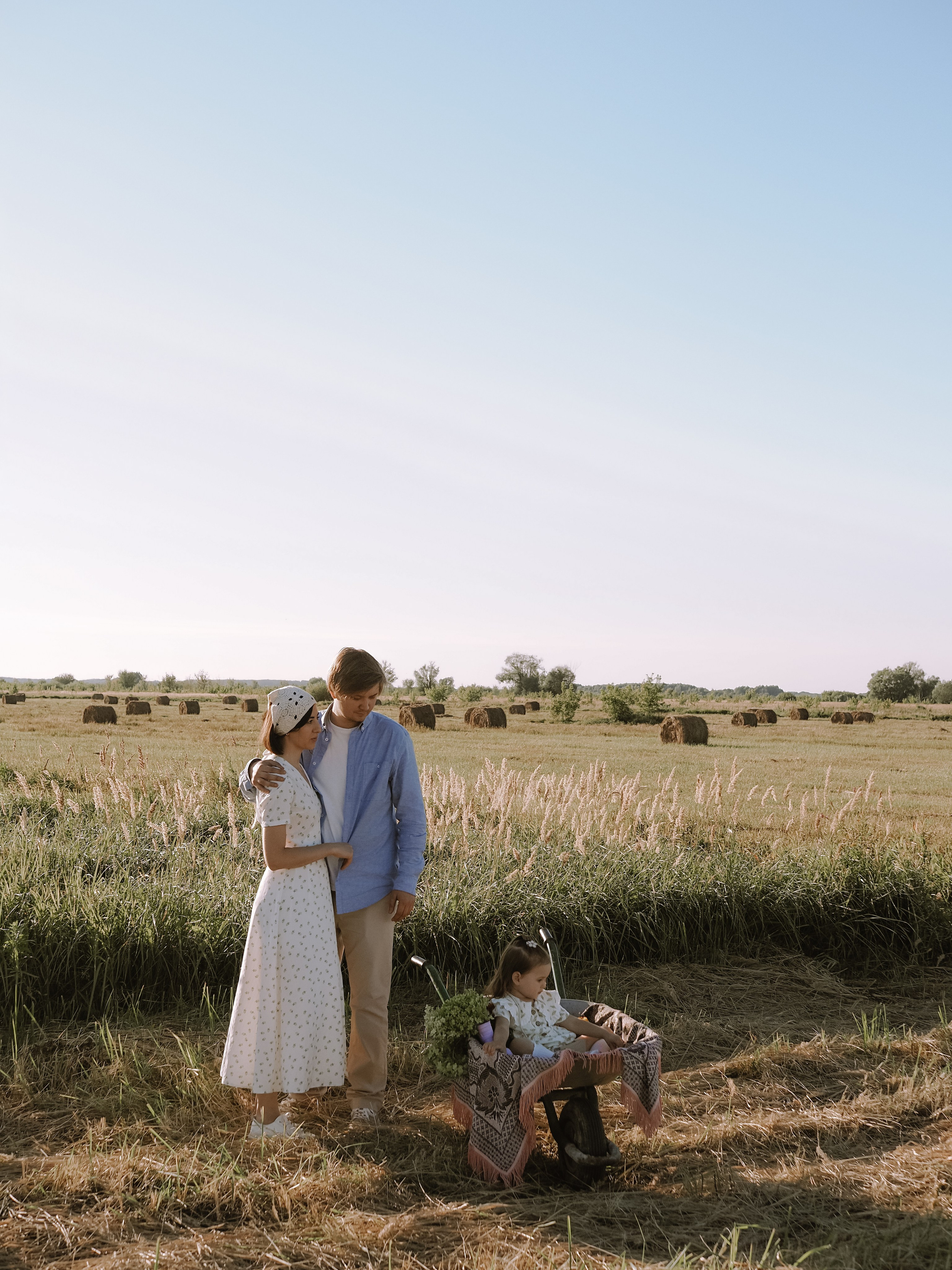 Гоняться по полю на тачке с мамой и папой. Обижаться. Смеяться. Фотограф Рязань. Семейный Свадебный фотограф