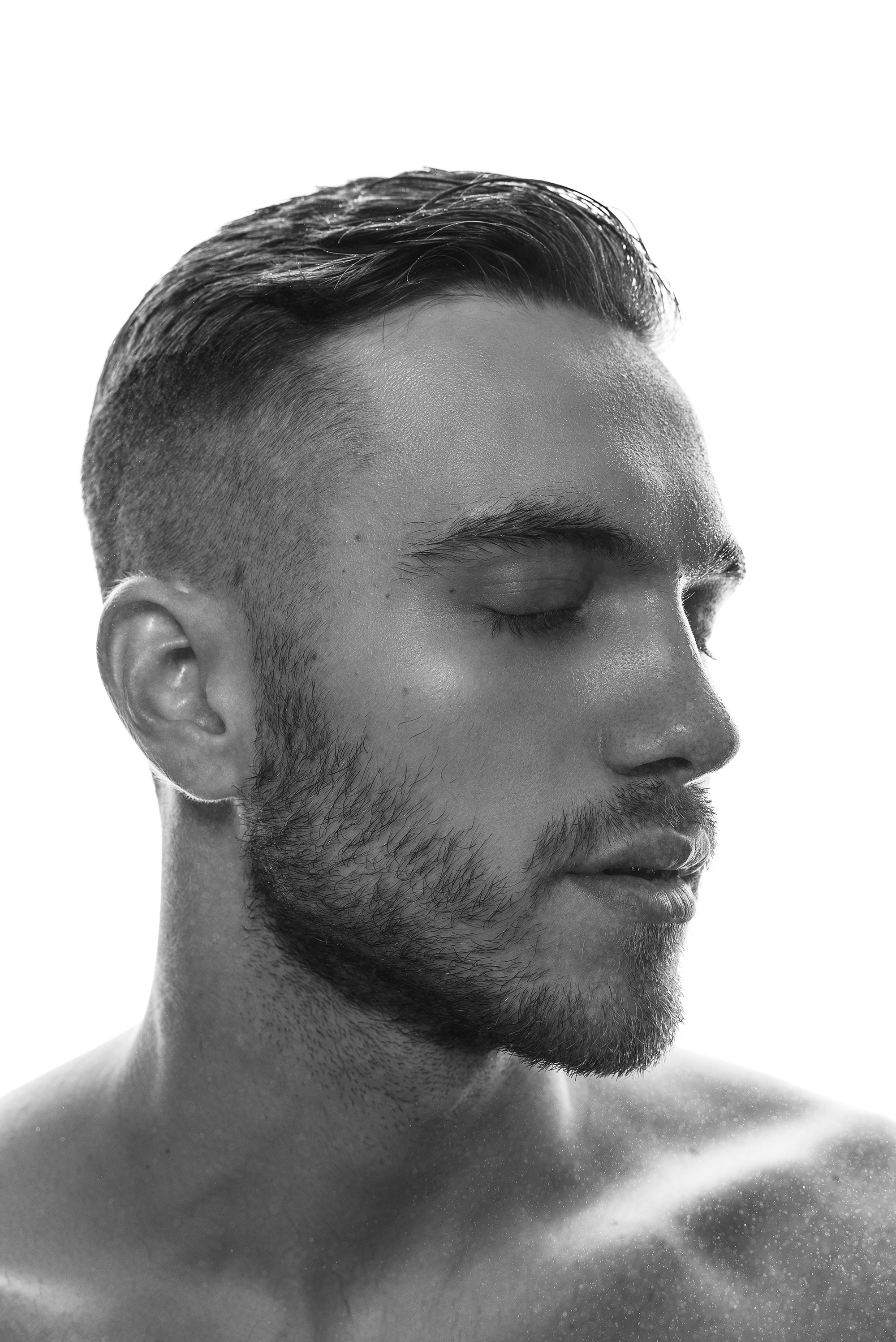 Мужская портретная фотосессия с каплями воды на лице. Свадебный и индивидуальный фотограф Никита Роут | Москва