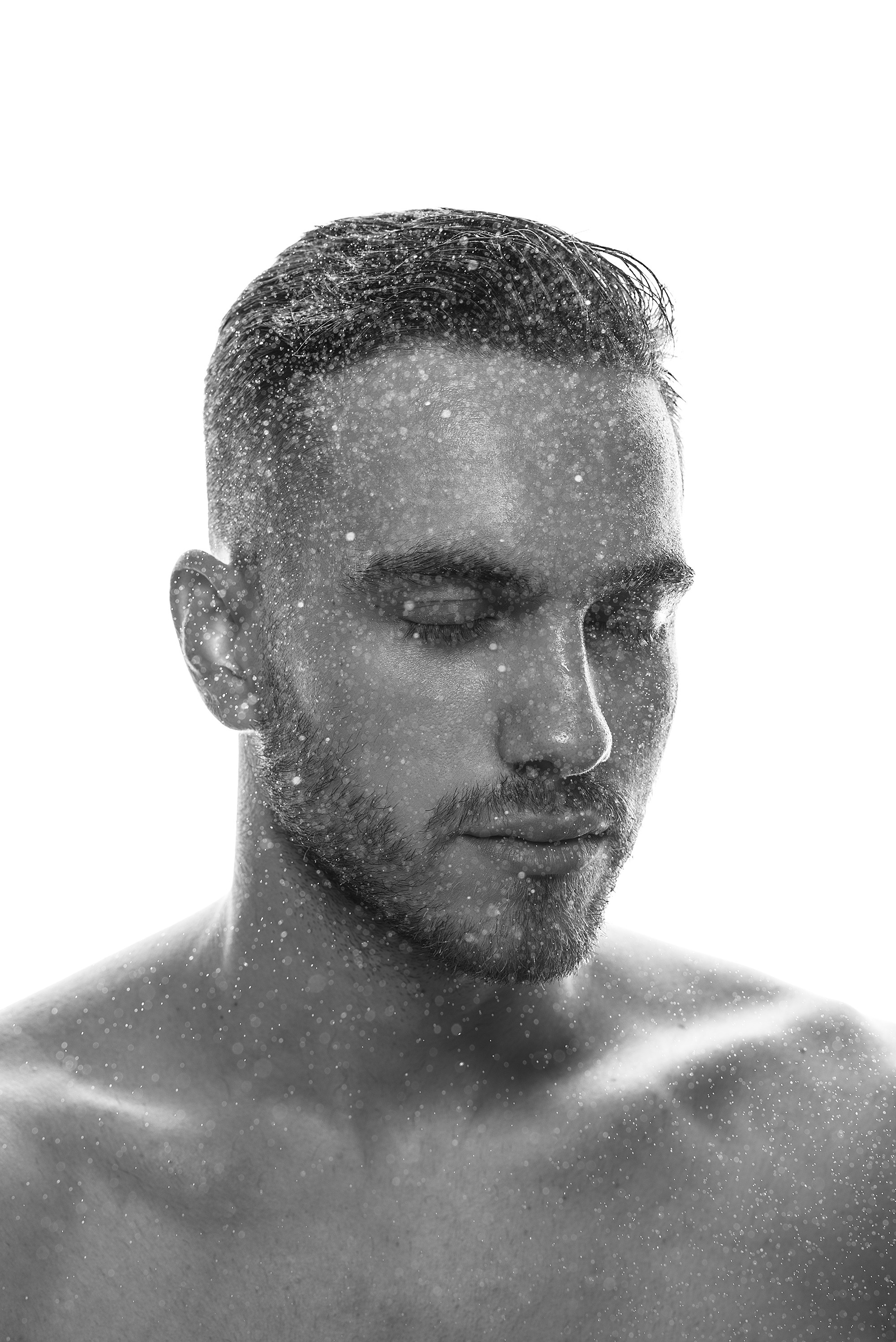 Мужская портретная фотосессия с каплями воды на лице. Свадебный и индивидуальный фотограф Никита Роут | Москва
