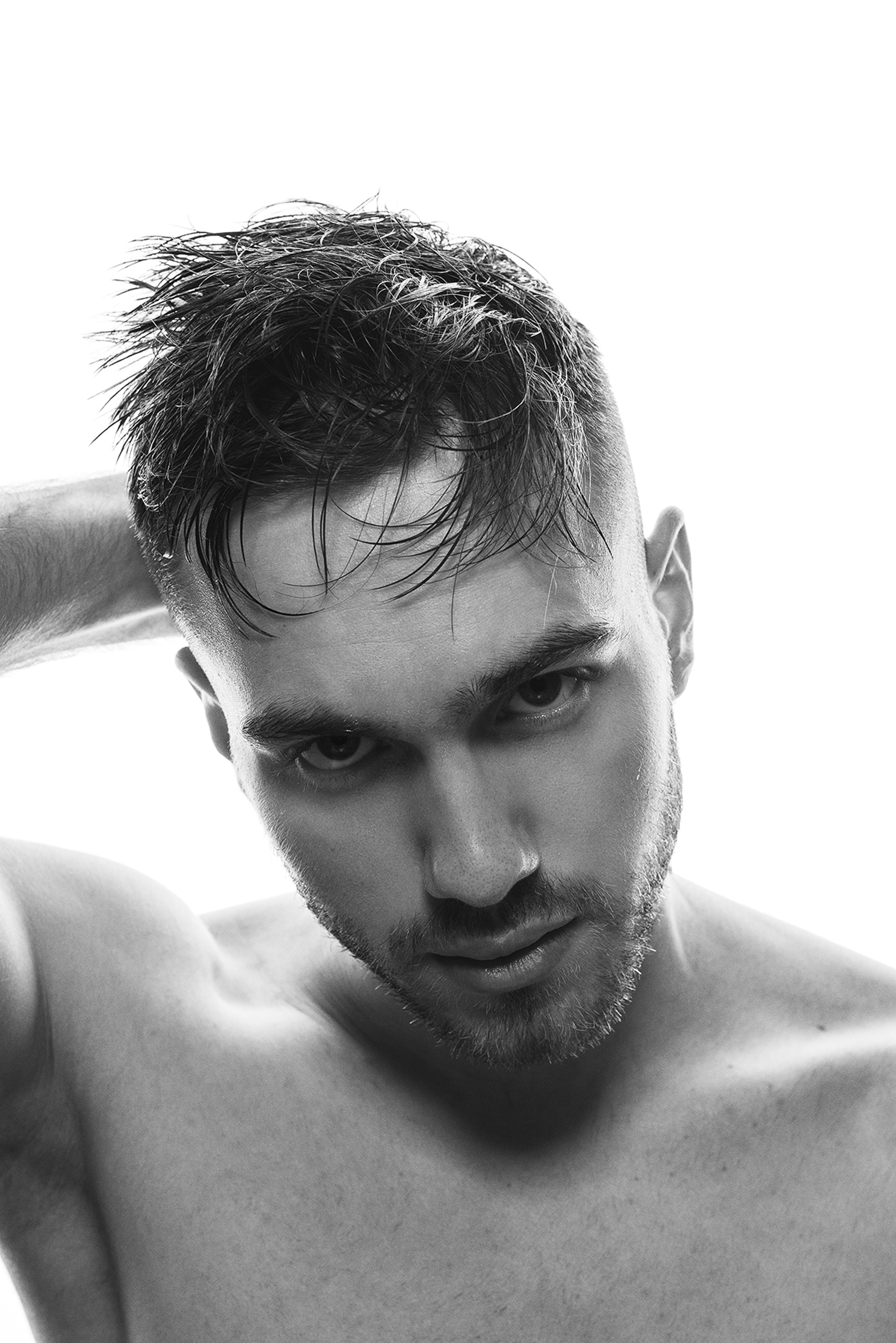 Мужская портретная фотосессия с каплями воды на лице. Свадебный и индивидуальный фотограф Никита Роут | Москва