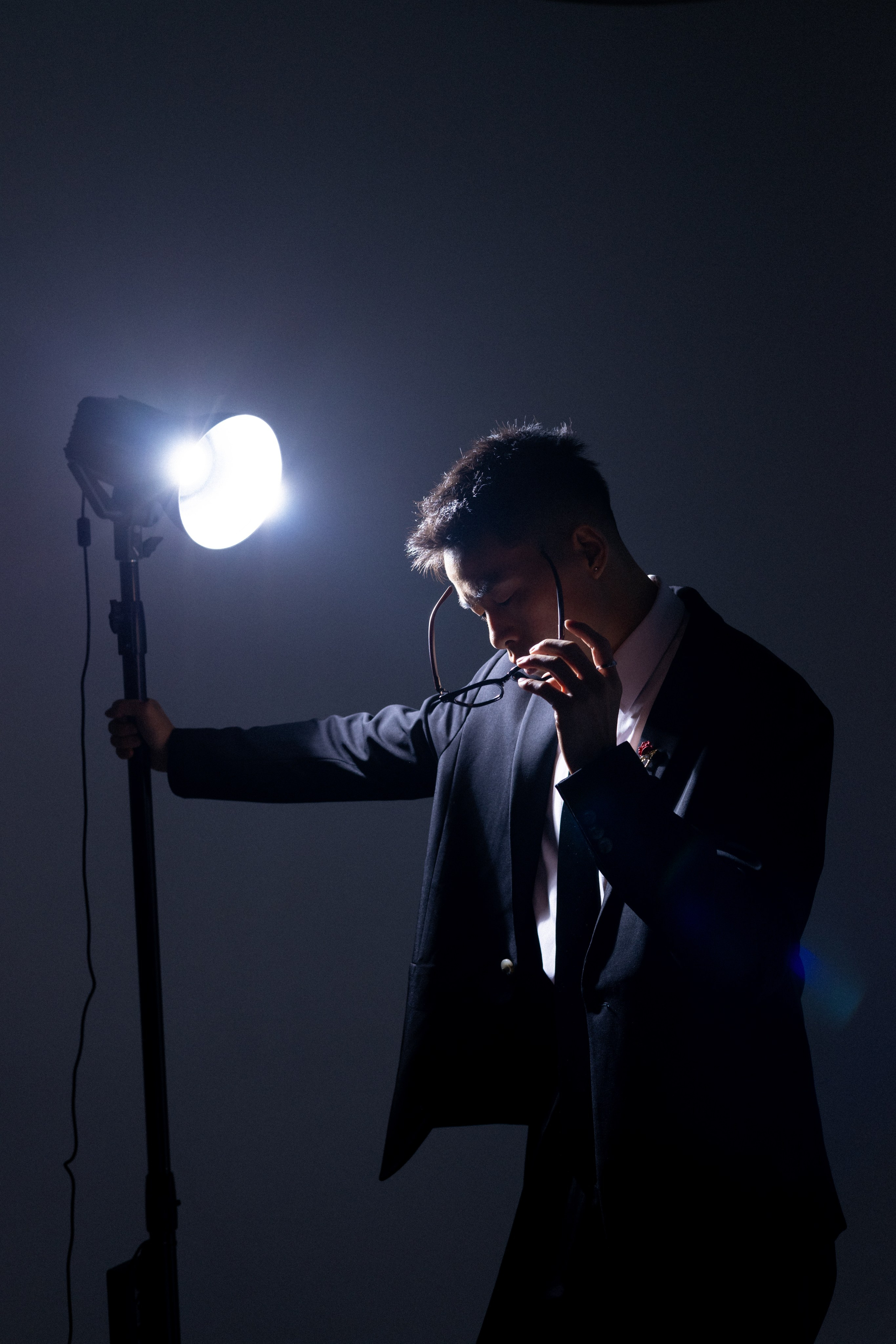 Мужчина задумался в студийном свете