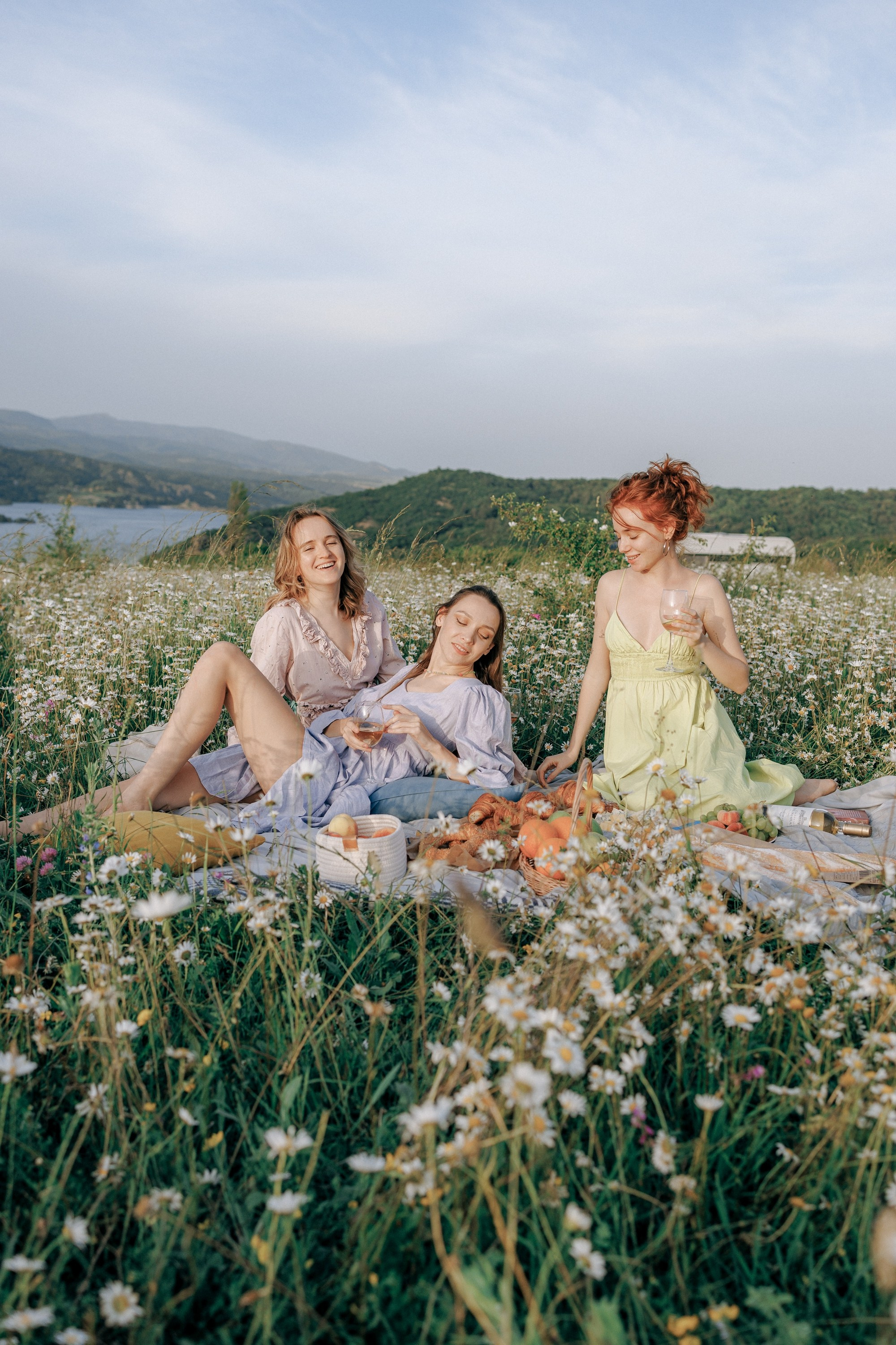 Picnic in the chamomile field in Georgia. Fedor Lemeshko — Destination Wedding and Family Lifestyle photographer