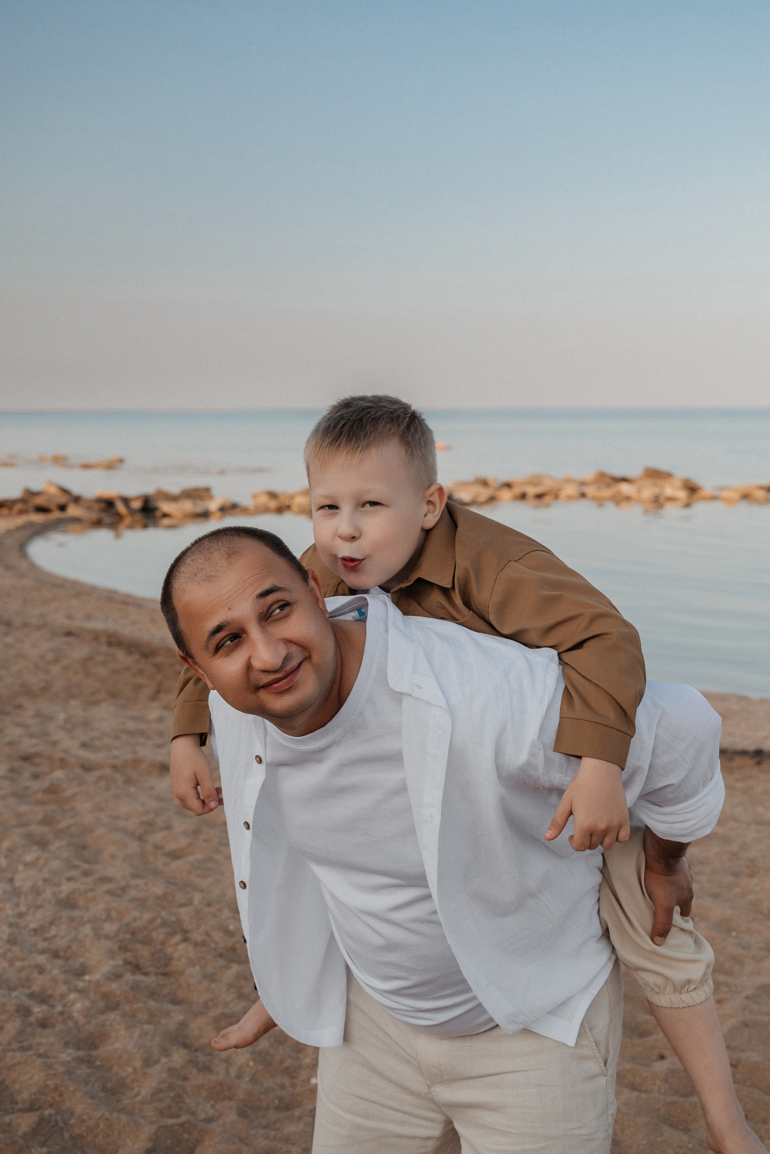 СЕМЕЙНАЯ ФОТОСЕССИЯ НА ПЛЯЖЕ В ФЕОДОСИИ