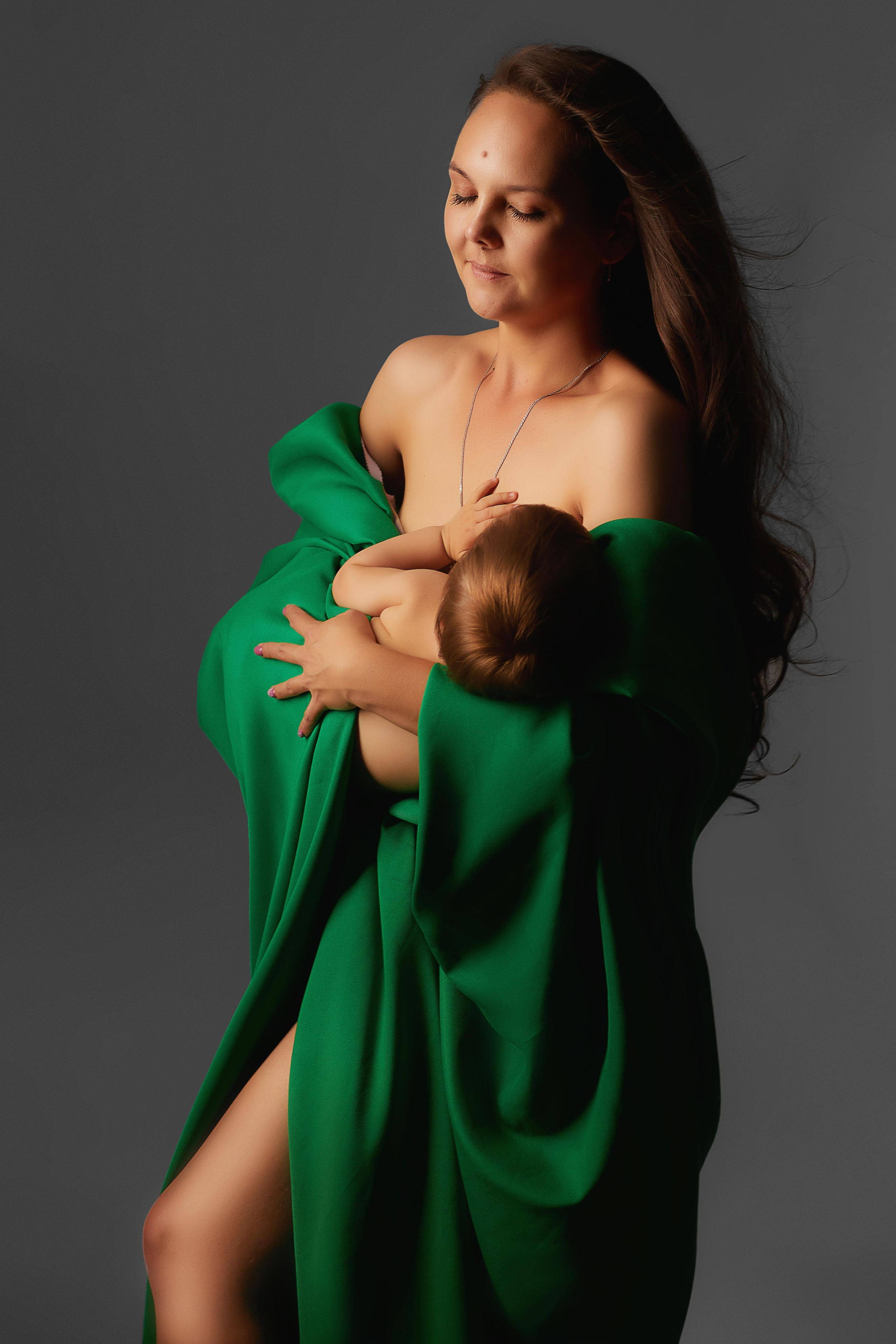 Фотосессия материнства в студии. Фотограф Беременность и Материнство город Семей