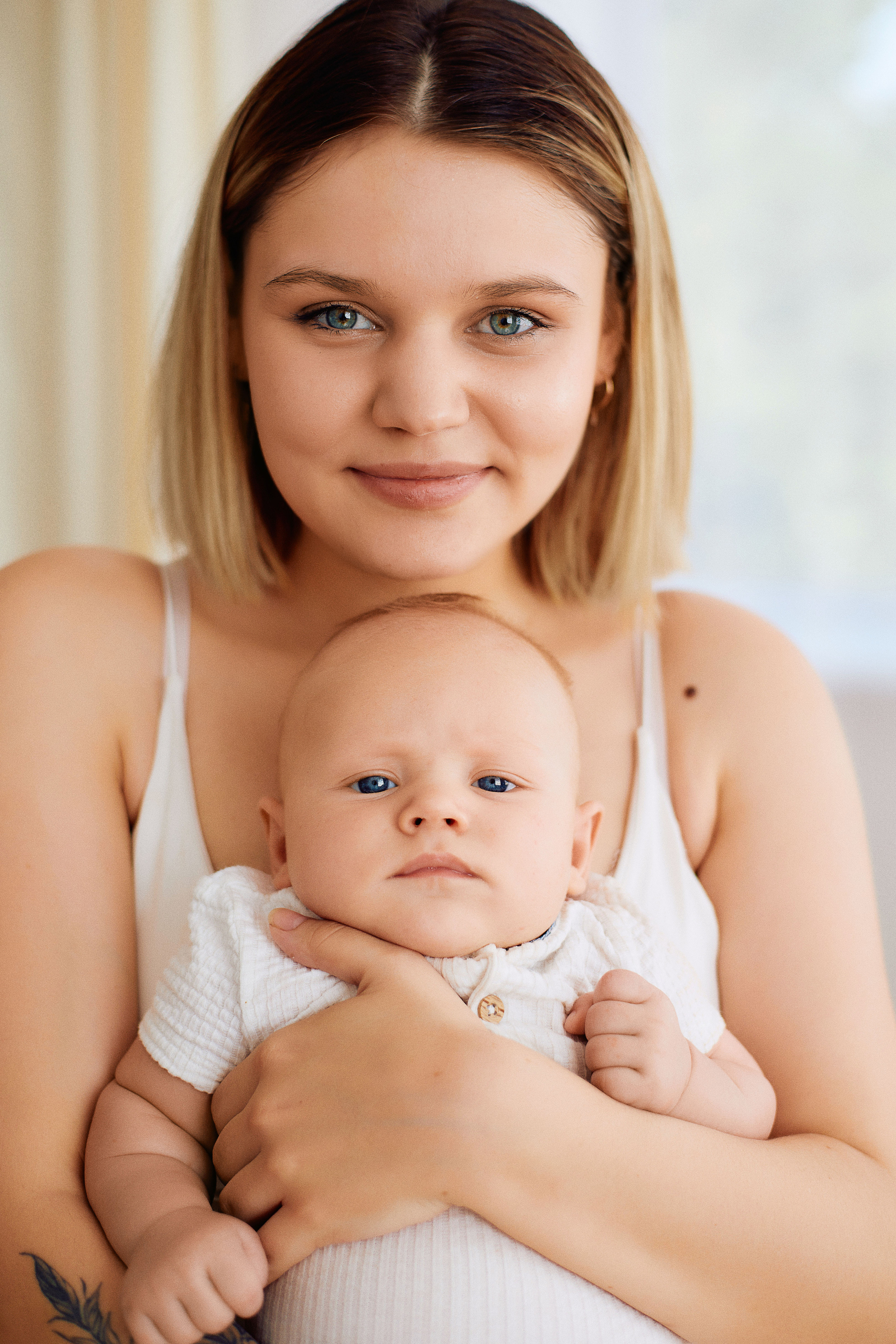 Фотосессия материнства в студии. Фотограф Беременность и Материнство город Семей