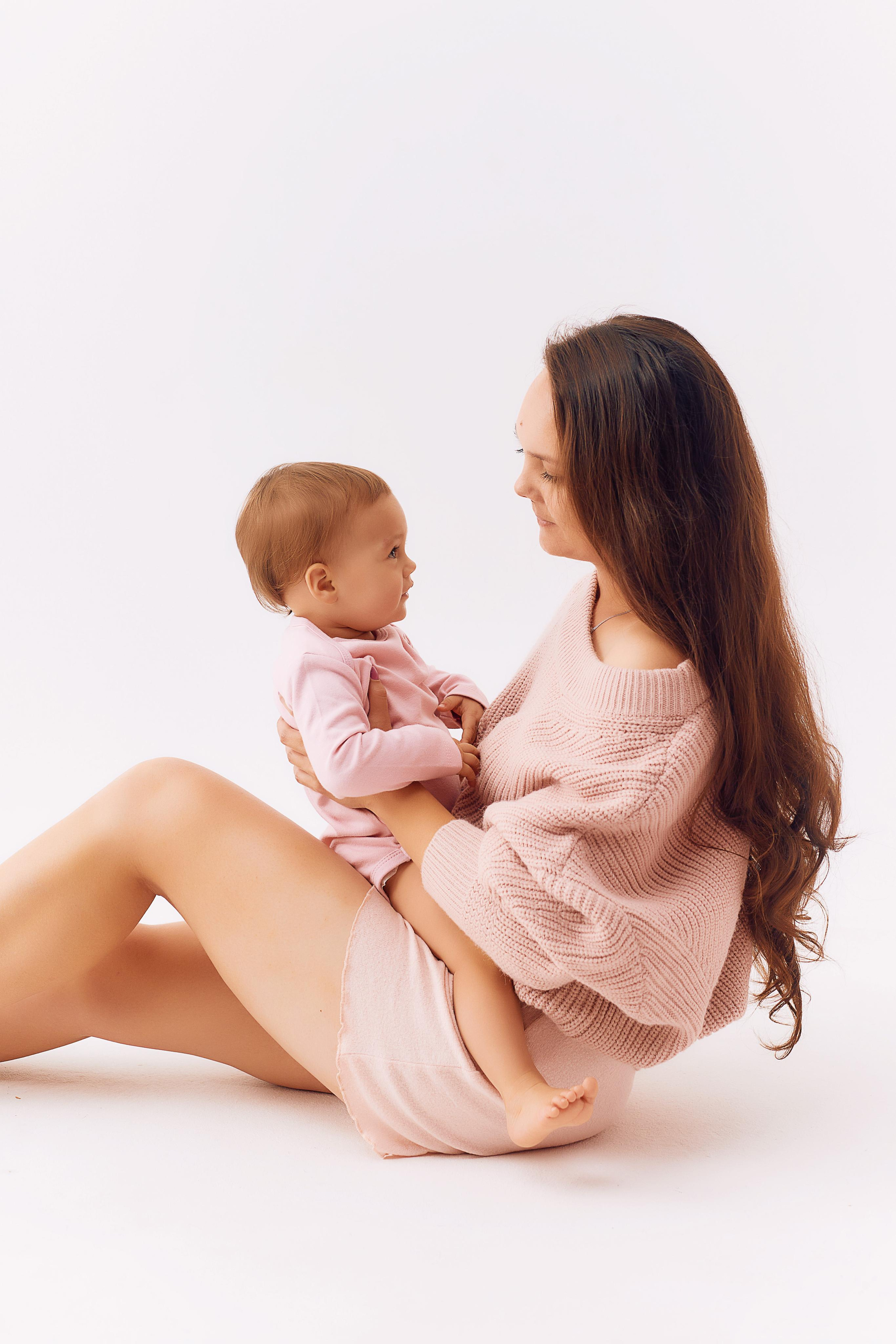 Фотосессия материнства в студии. Фотограф Беременность и Материнство город Семей