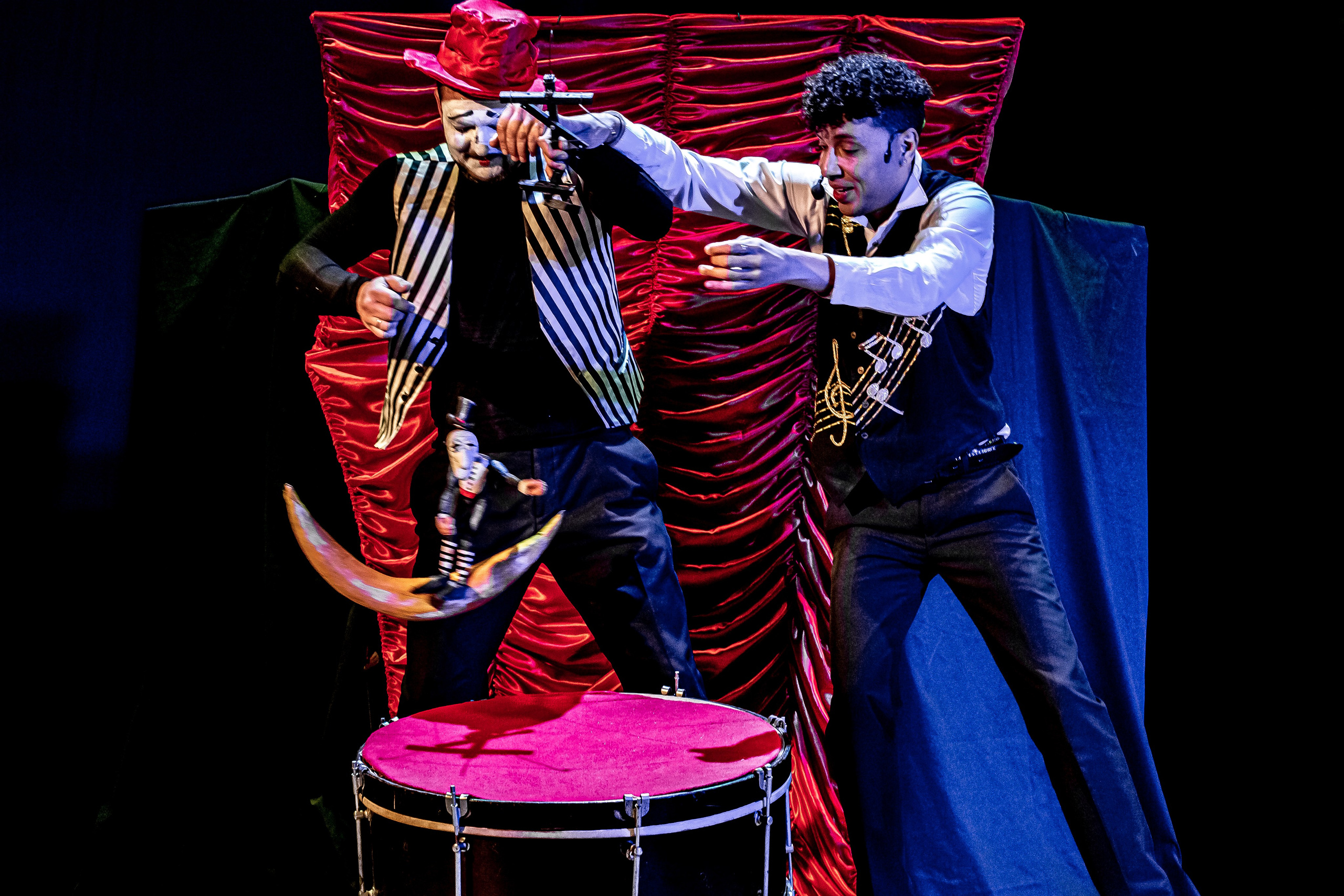 Цирк из Саквояжа спектакль театра САКВОЯЖ. Фотограф в Сочи Юрий Шептаев