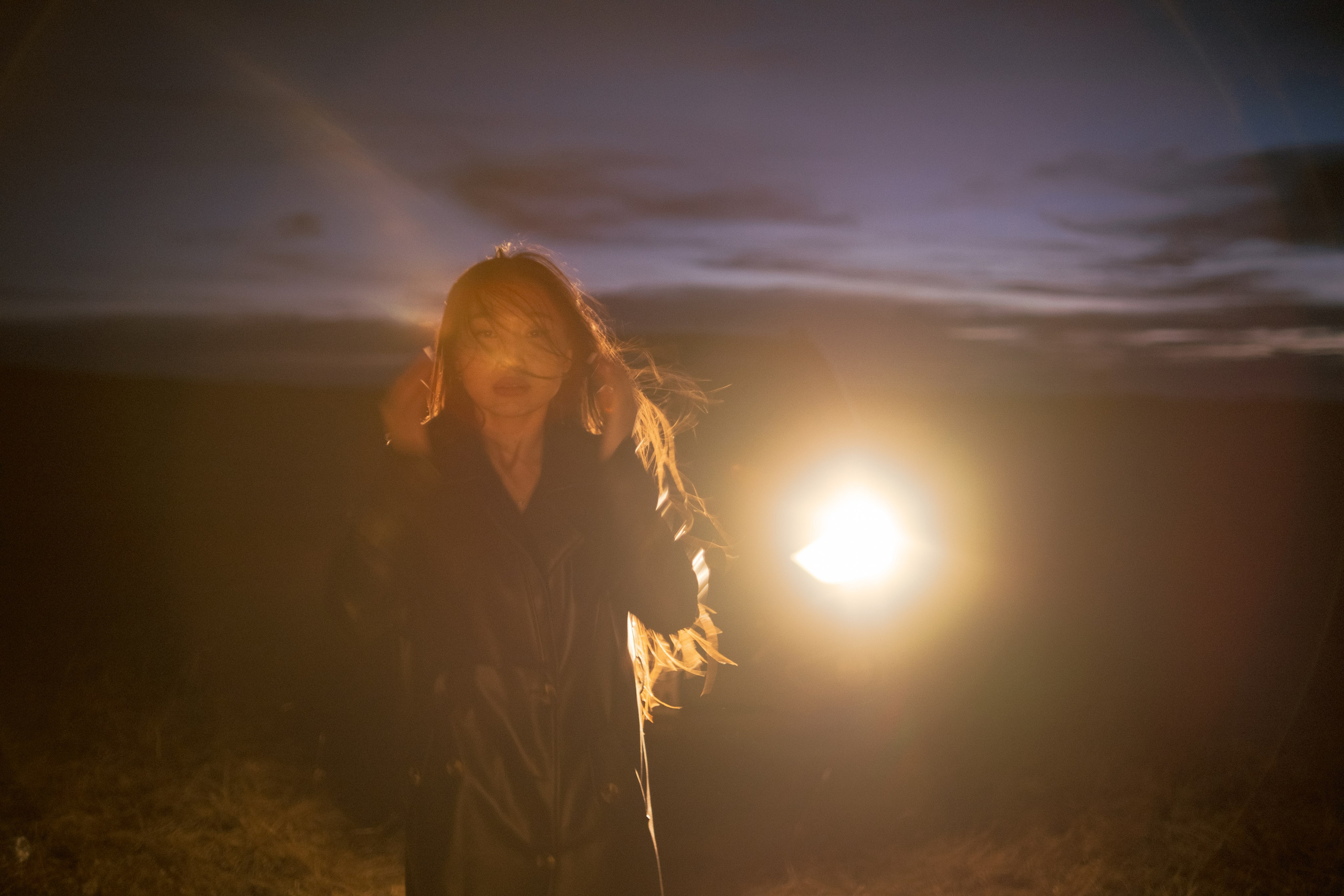 Ветер растрепал волосы Анель. Фотограф Коробова Екатерина