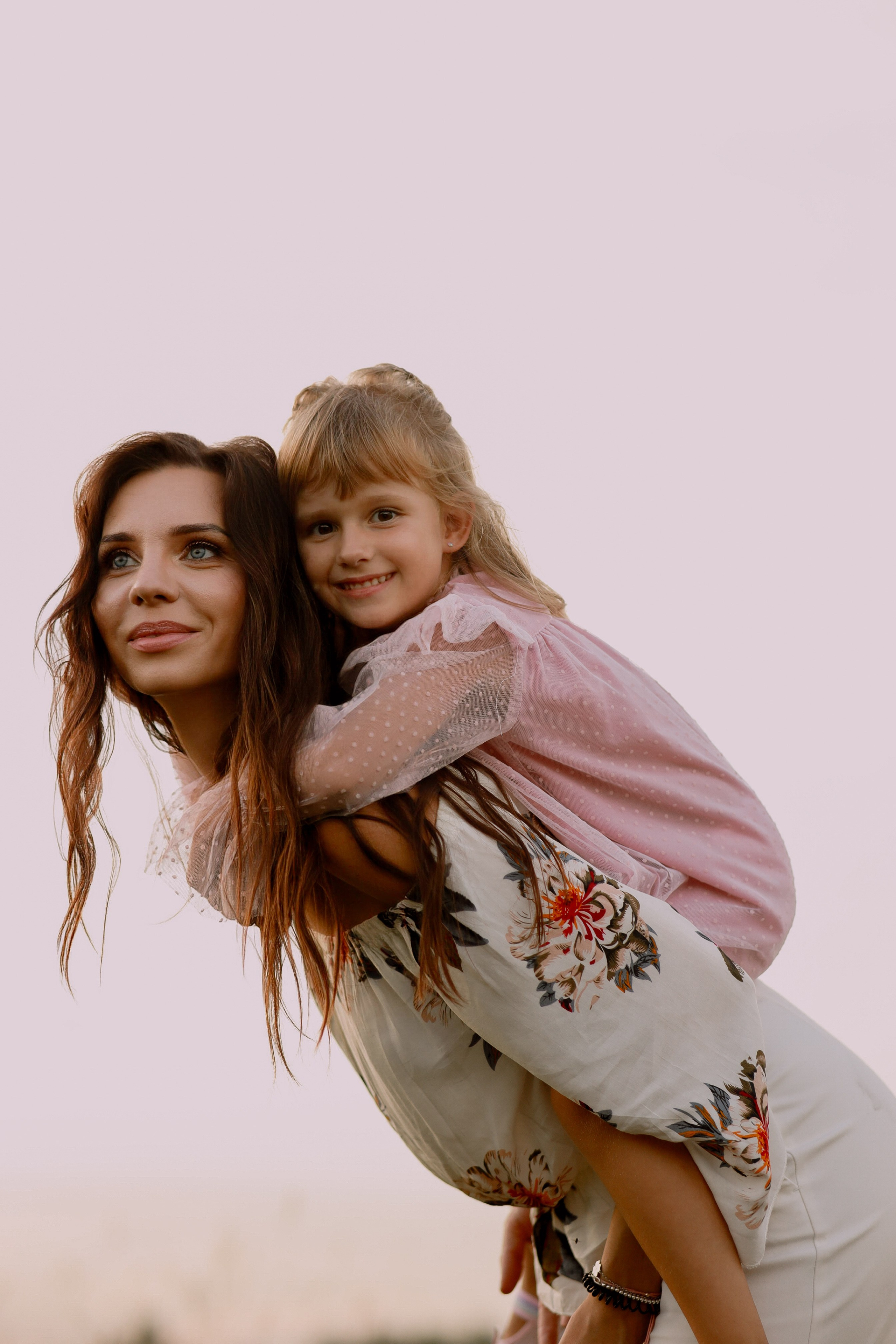 Мама с дочкой. Фотосессия на природе
