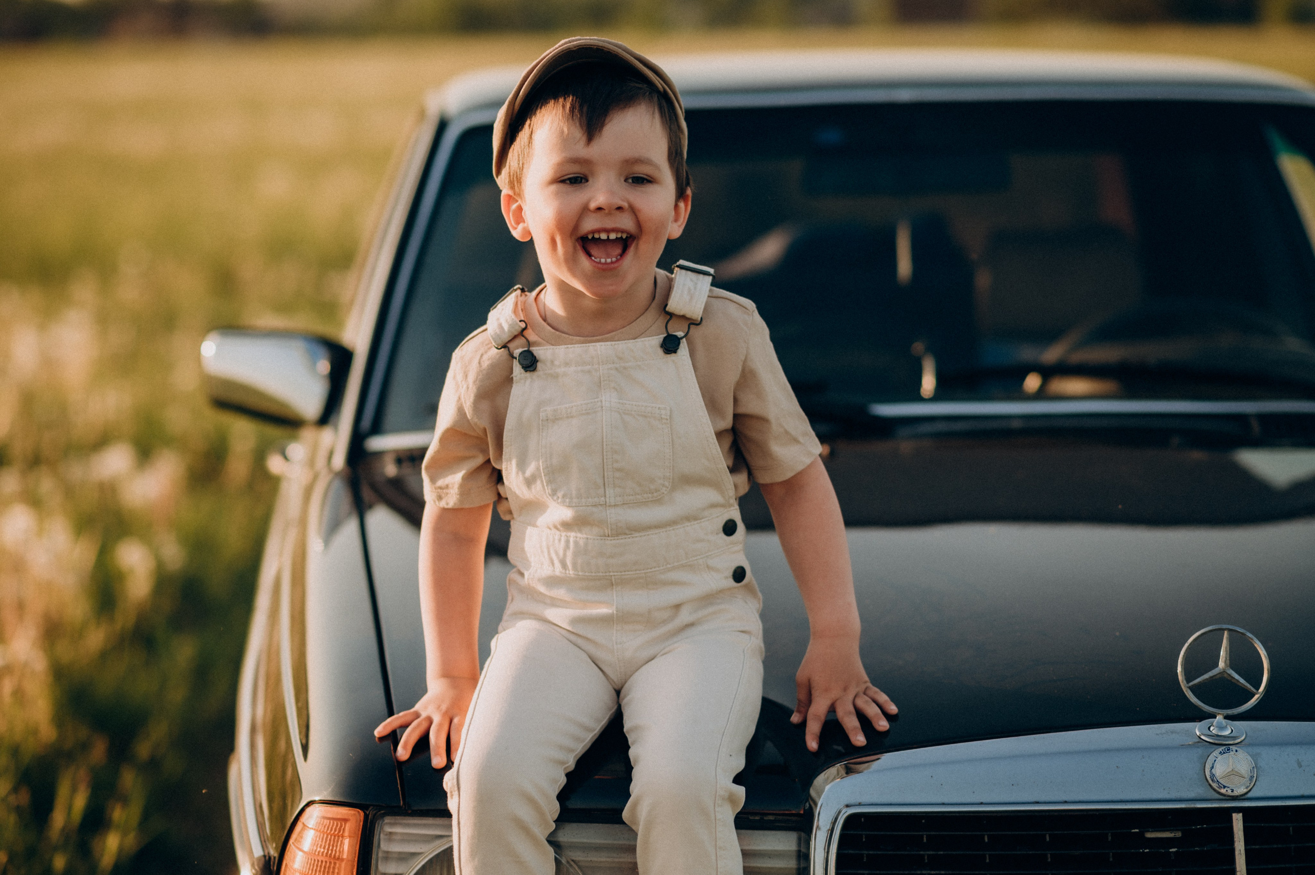С машиной. Семейный фотограф Нагорнова Виктория