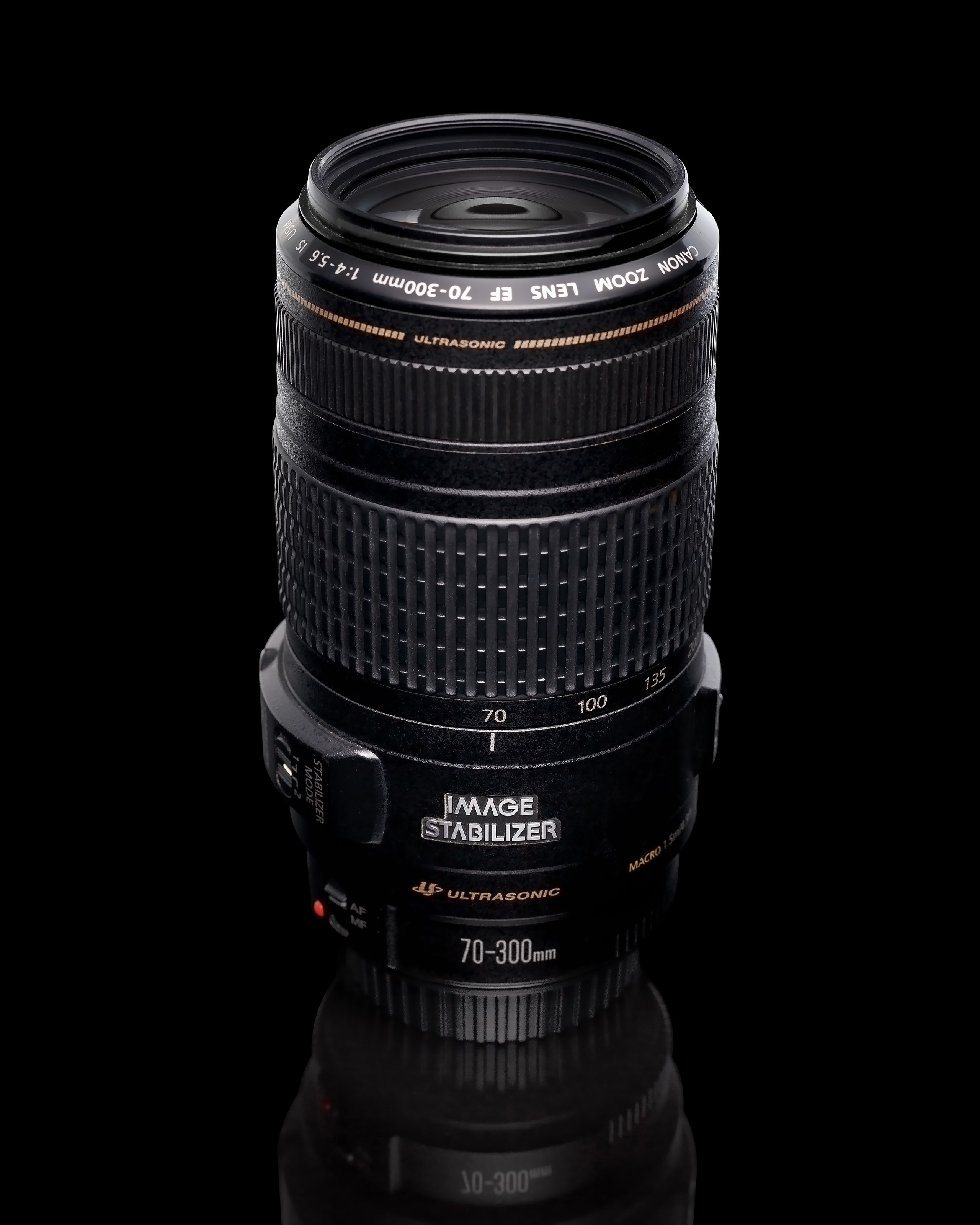 Телеобъектив на чёрном фоне профессиональное предметное фото