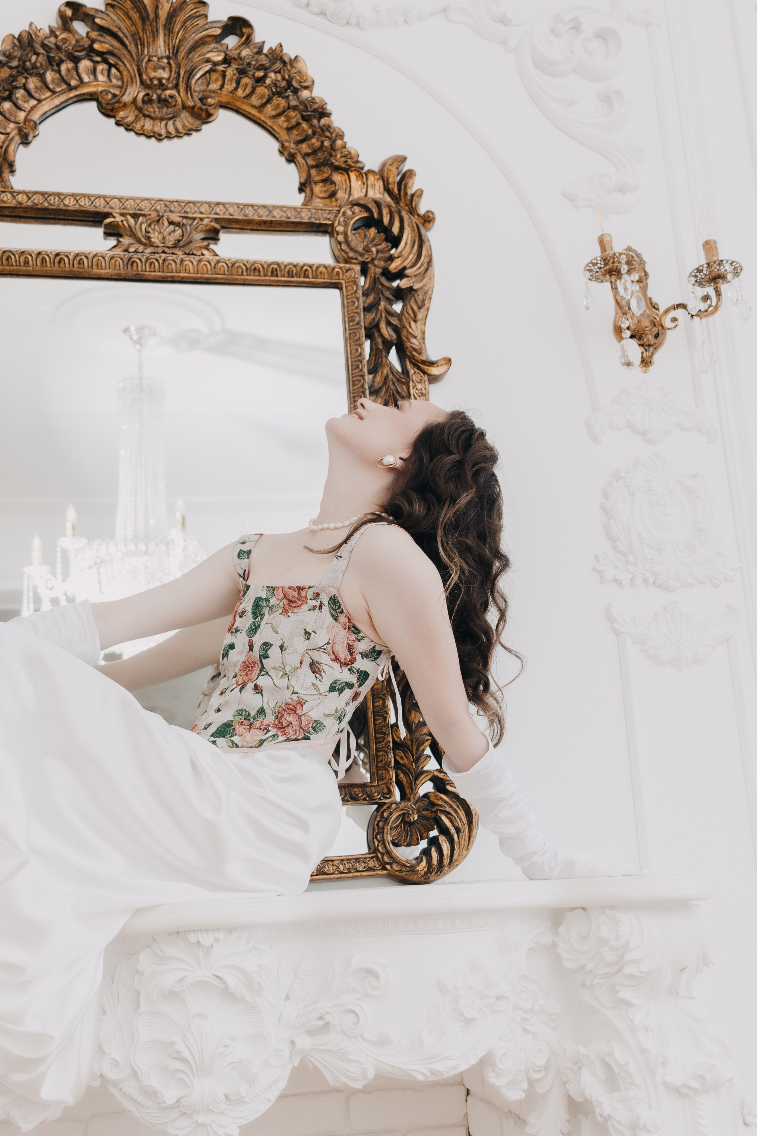 Александра Овечкина, Пенза: художественный кадр модели, откинувшейся назад на каминной полке, отражение в зеркале.