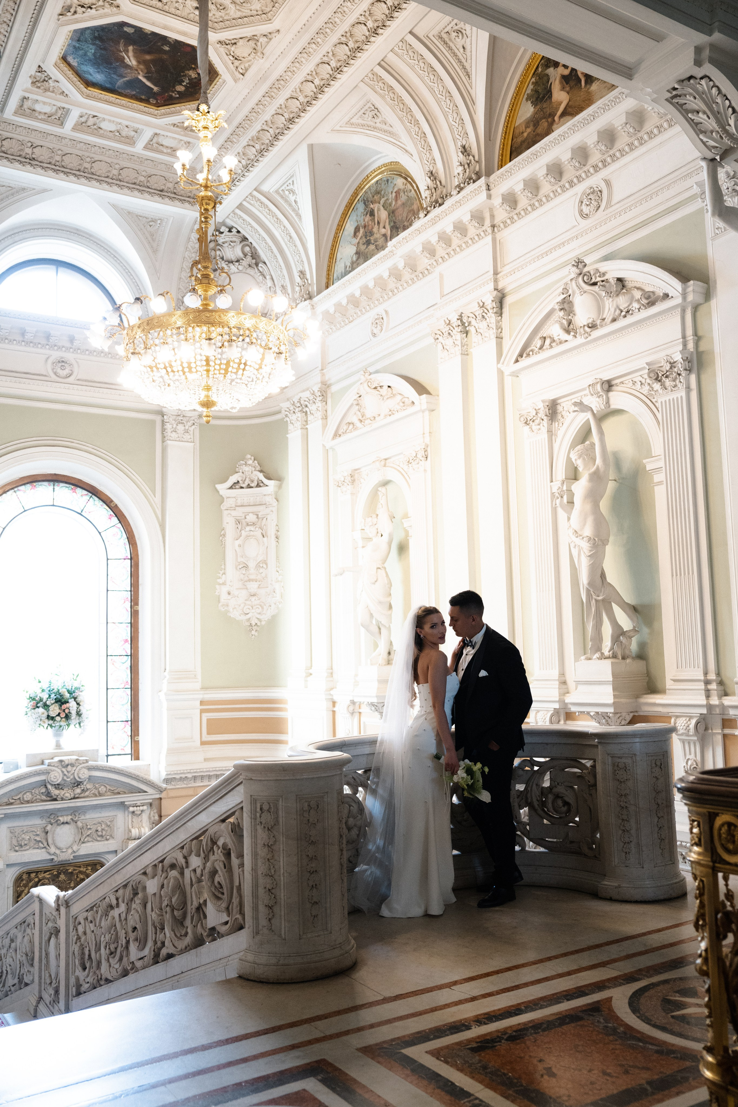 Виктория & Роман. Камерная городская свадьба в видовом ресторане в стиле современная классика. Свадебный фотограф организатор в Санкт-Петербурге Ассоль Опарина