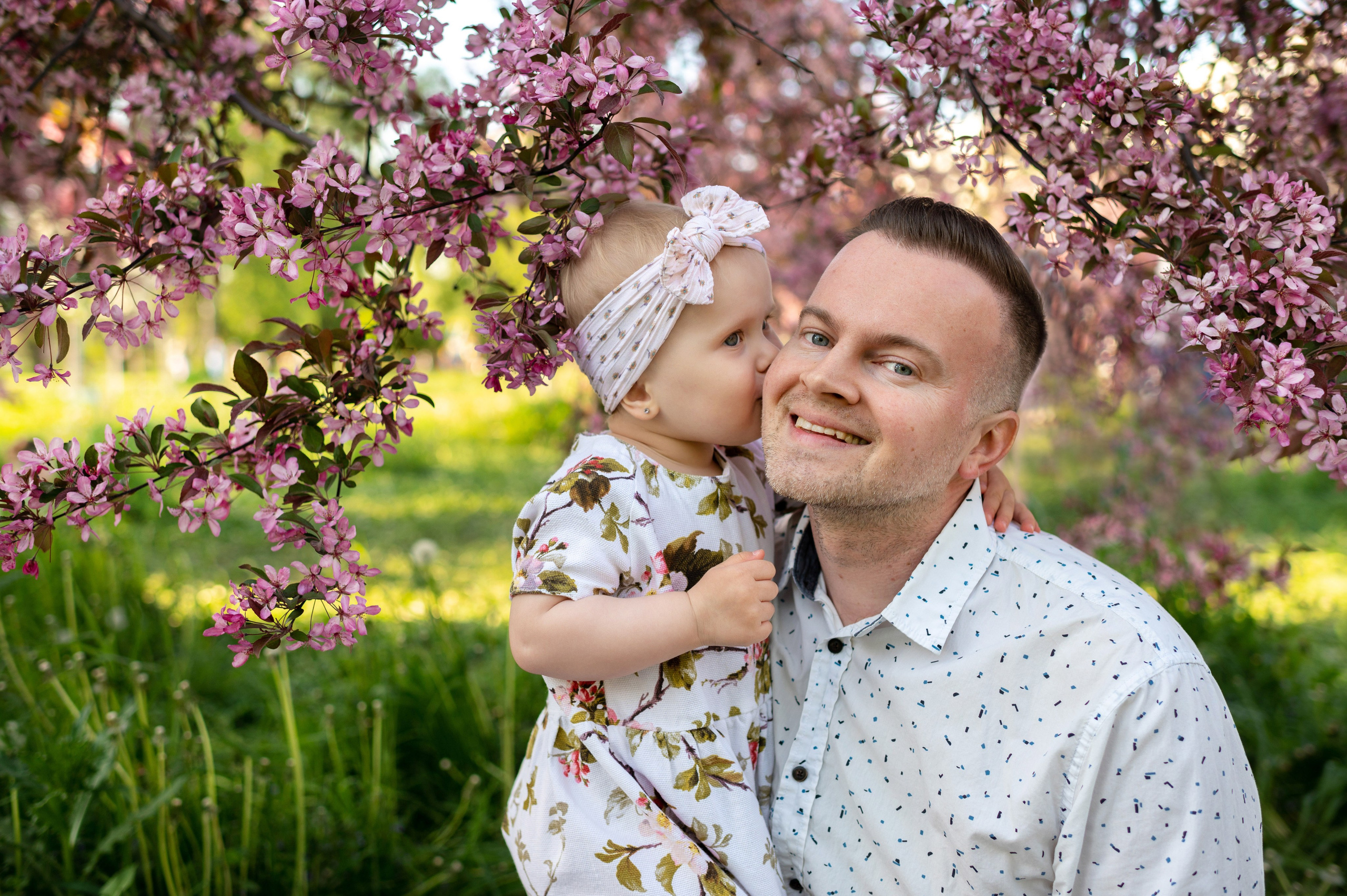 Ника и родители в розовых яблонях. Портретный, семейный и свадебный фотограф в Санкт-Петербурге и в Пушкине Ширяев Денис