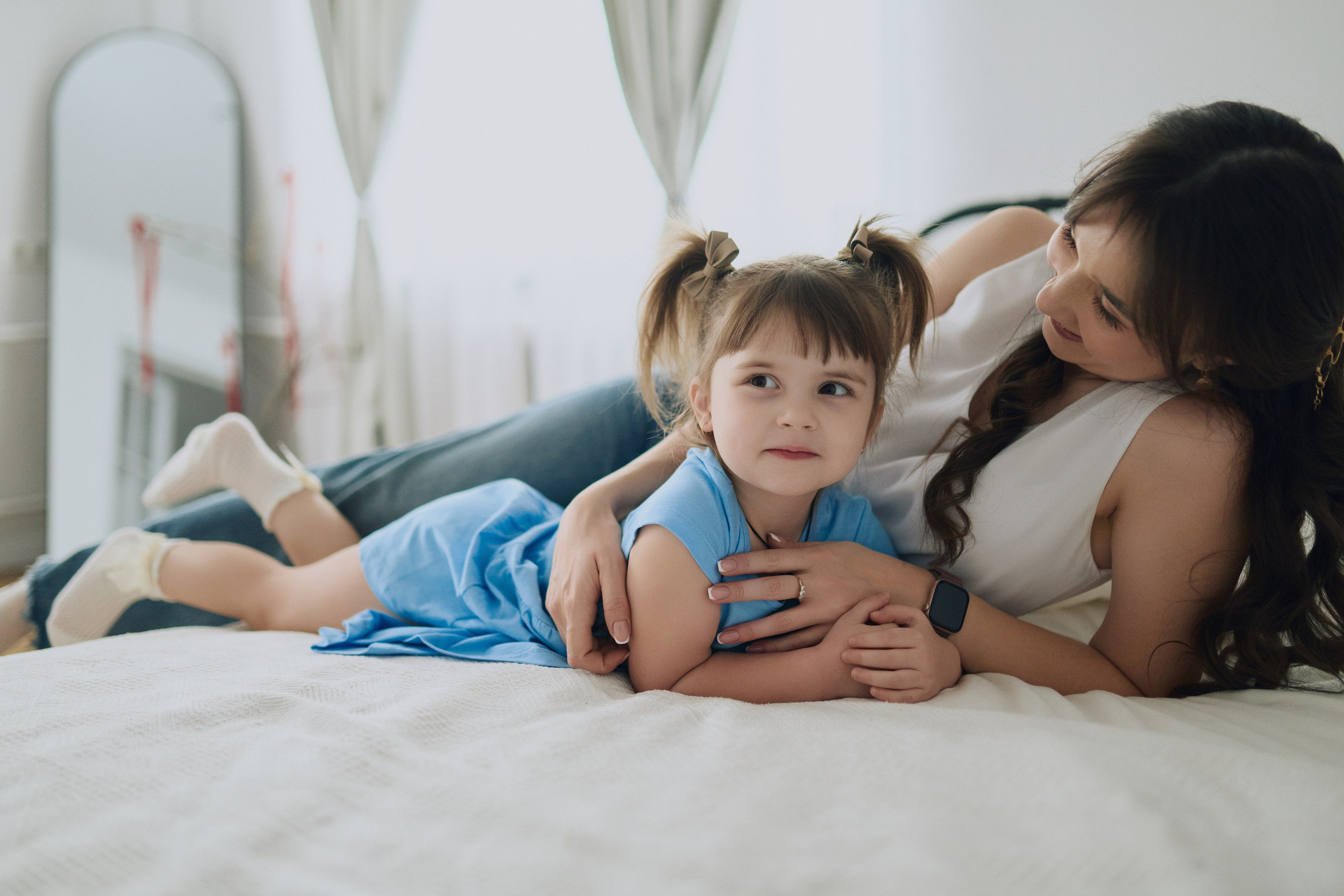 Студийная фотосессия мамы и дочки. Алина Каравайцева. Фотограф в городе Барнаул