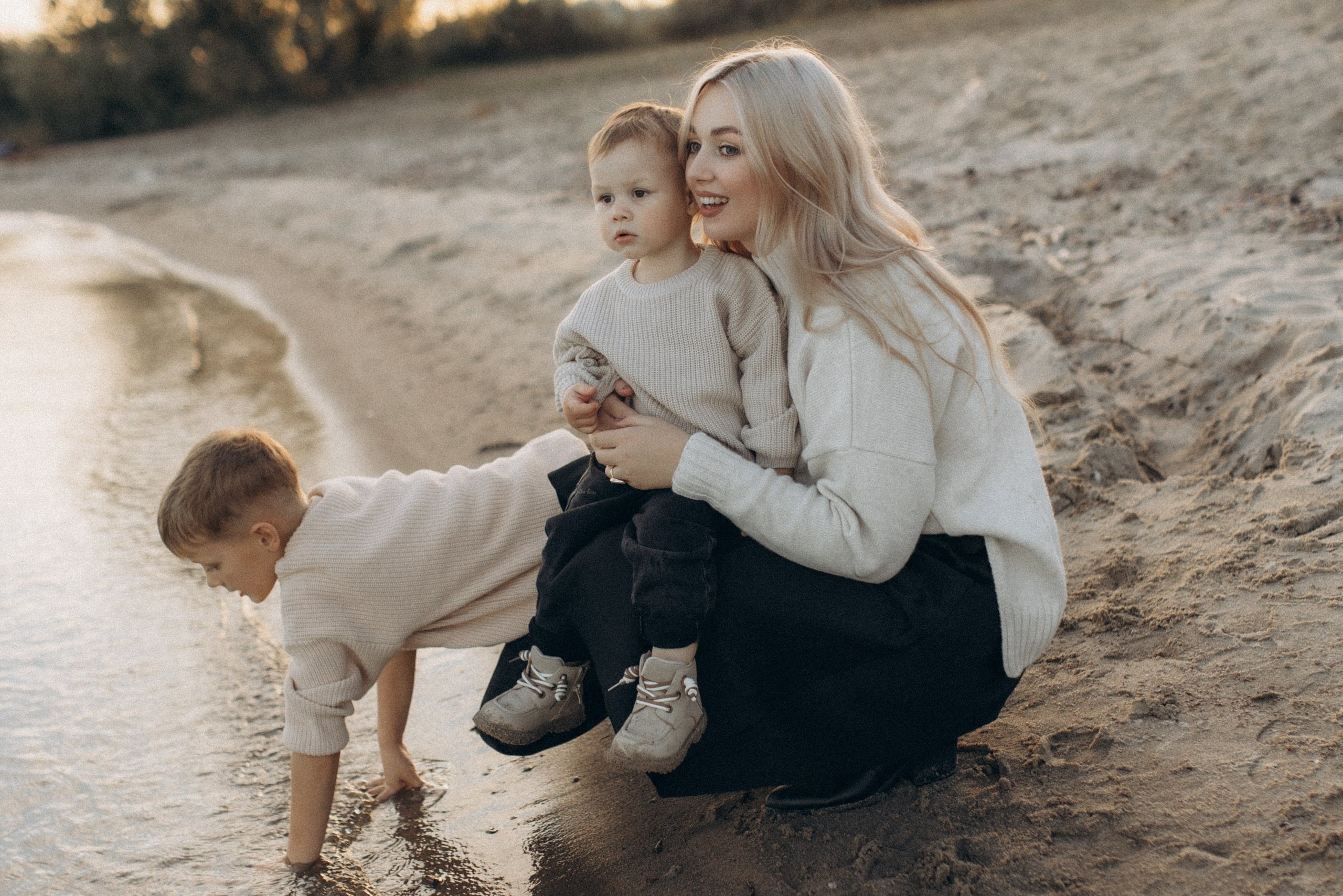 Альбина с сыновьями, сентябрь. Семейный фотограф lifestyle в Новосибирске Елена Шпилевая