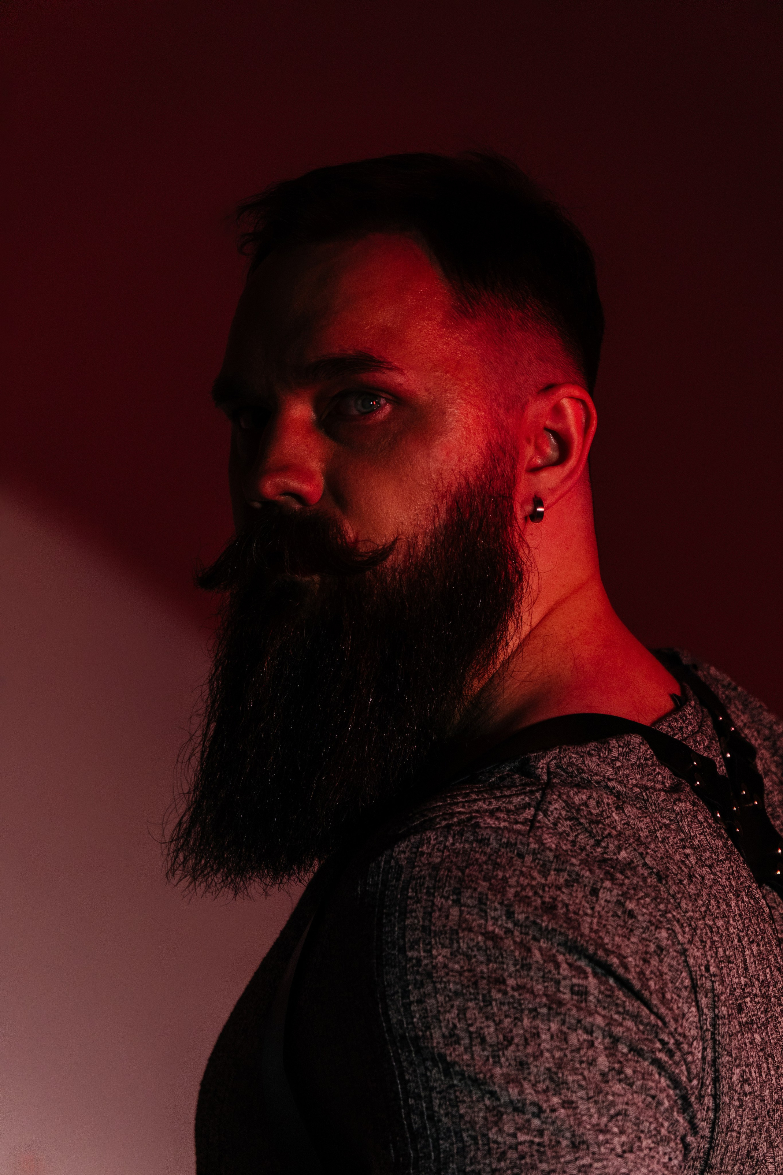 Мужской портрет — выразительная и стильная фотосъемка для мужчин | Анна Кораблик. Свадебный фотограф в Екатеринбурге — заказ профессиональной фотосесии, все виды фотосъемки