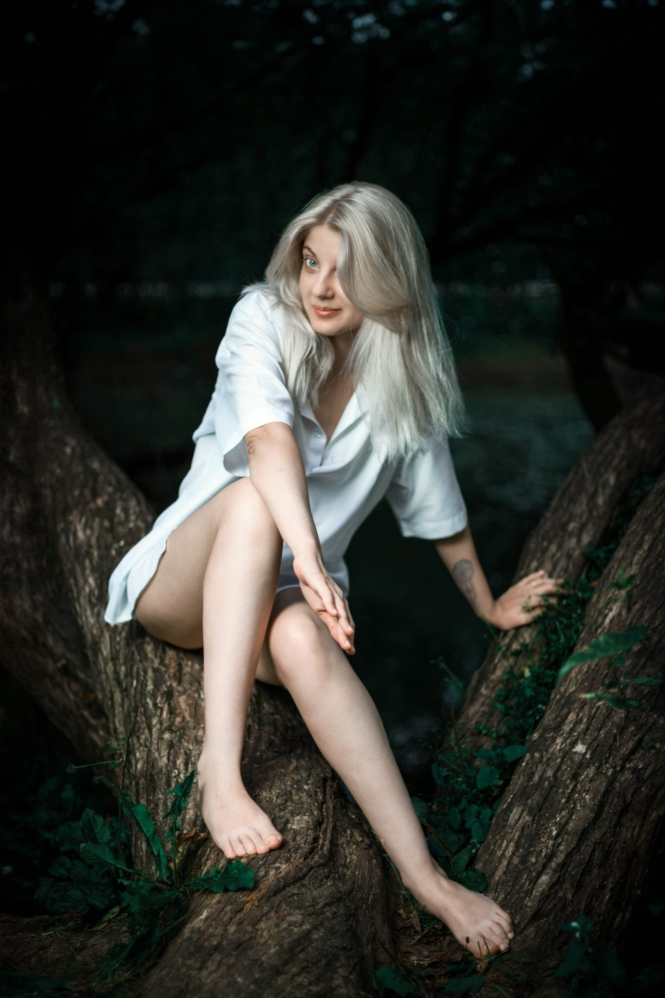 Откройте для себя магию "Белоснежной гармонии" в этом фотоальбоме, где девушка с белоснежными волосами предстаёт в утончённых образах на природе. Наслаждайтесь кадрами, где она лежит на дереве у озера и на траве, с элегантной рубашкой, добавляющей загадочности и эстетики. Девушка, молодая девушка, Блондинка, Фотосеесия, Подросток, Крашенные волосы, Озеро, Рубашка, Позировка, Потрет, Полуголая, Полуголая девушка, Девушка в белье, Дерево, Озеро, Красотка, Ноги, Трава, Ню,