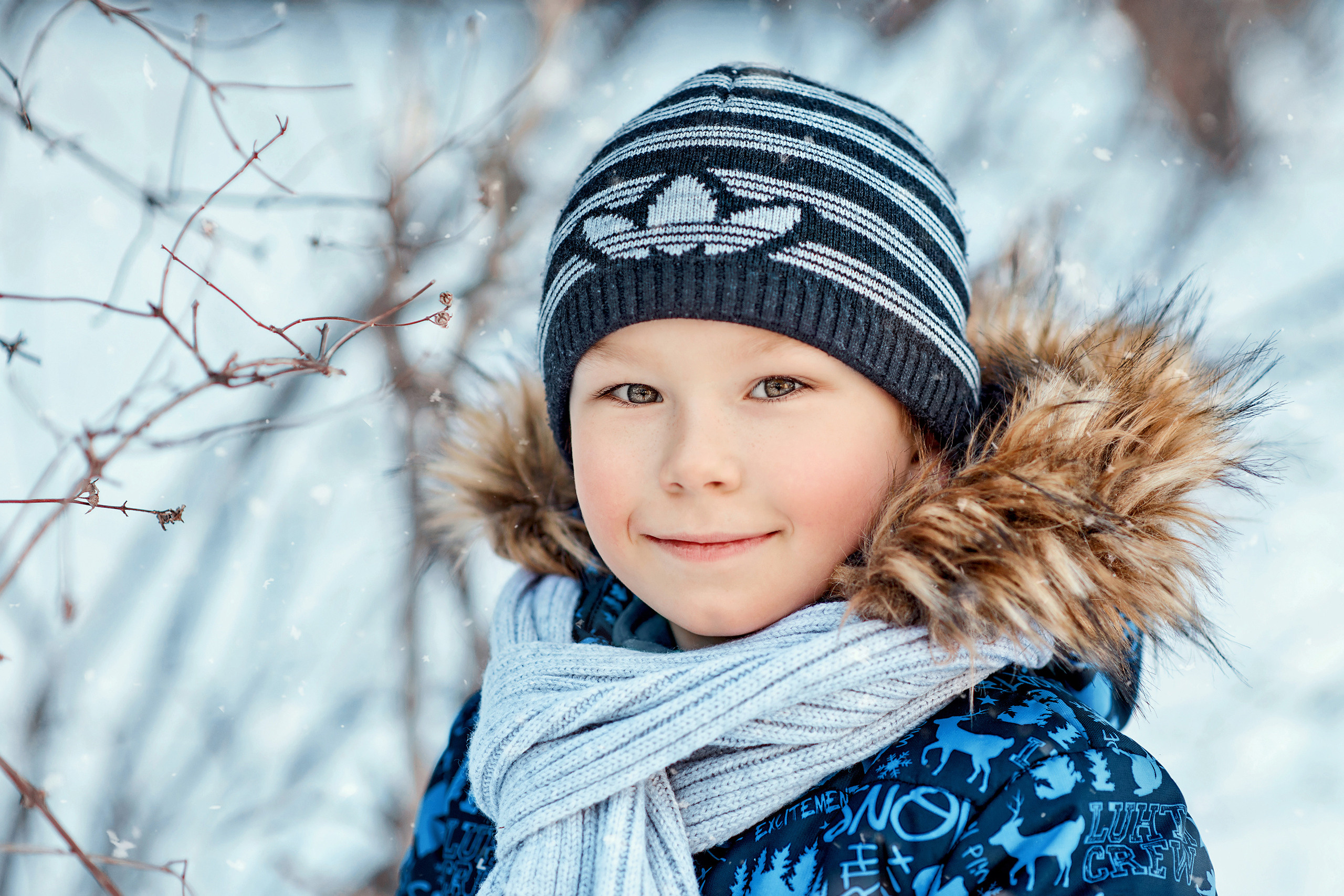 Портрет мальчика на фоне зимнего пейзажа.