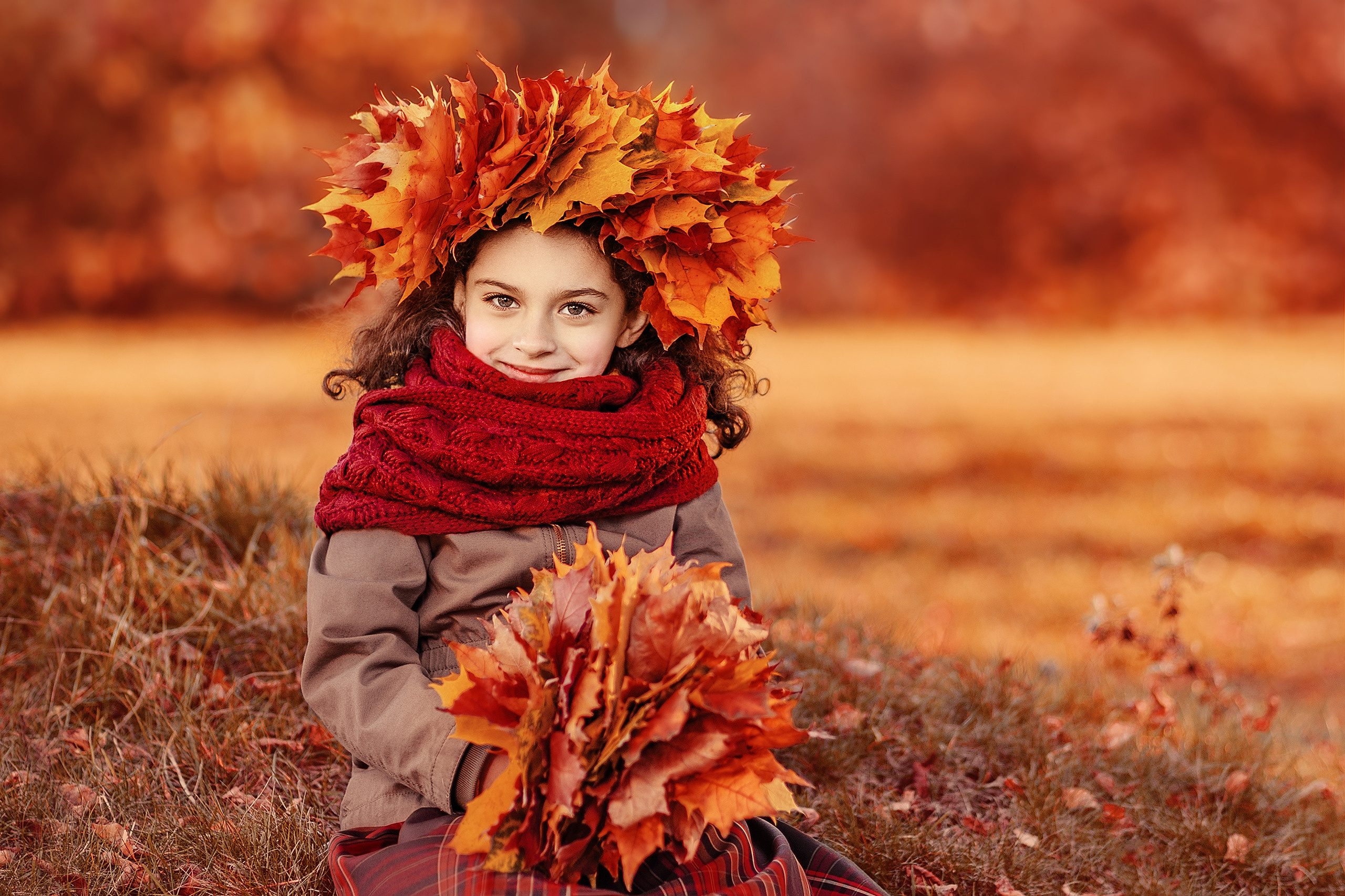 Портрет девочки в кленовом венке с букетом из осенних листьев.