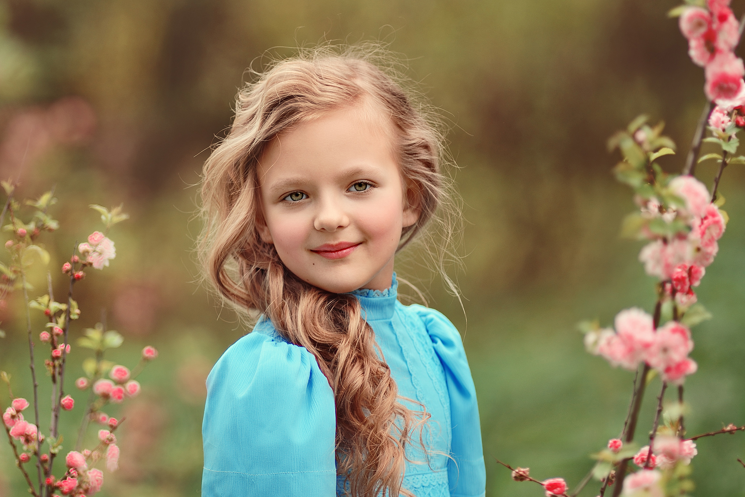 Портрет девочки в цветущем миндале.