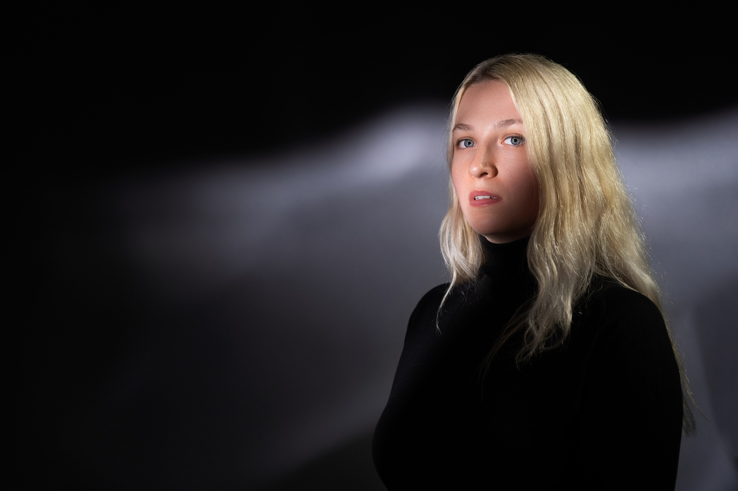 Студийная съёмка девушки в чёрном при сложном свете