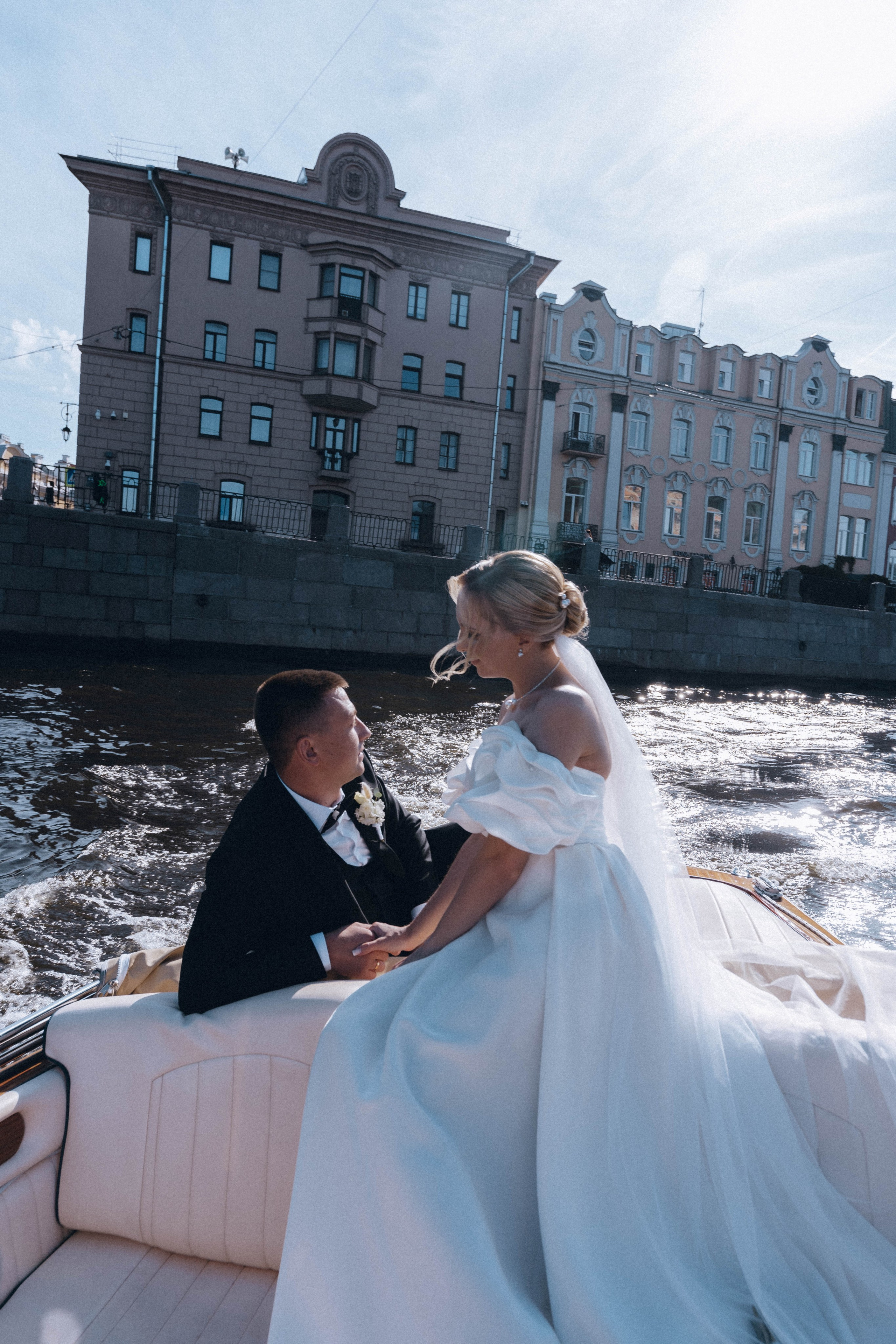 СВАДЕНБНАЯ СЬЕМКА НА КАТЕРЕ ПО КАНАЛАМ САНКТ-ПЕТЕРБУРГА И В АКВАТОРИИ НЕВЫ. Профессиональный фотограф, Санкт-Петербург — Виктория Богомолова