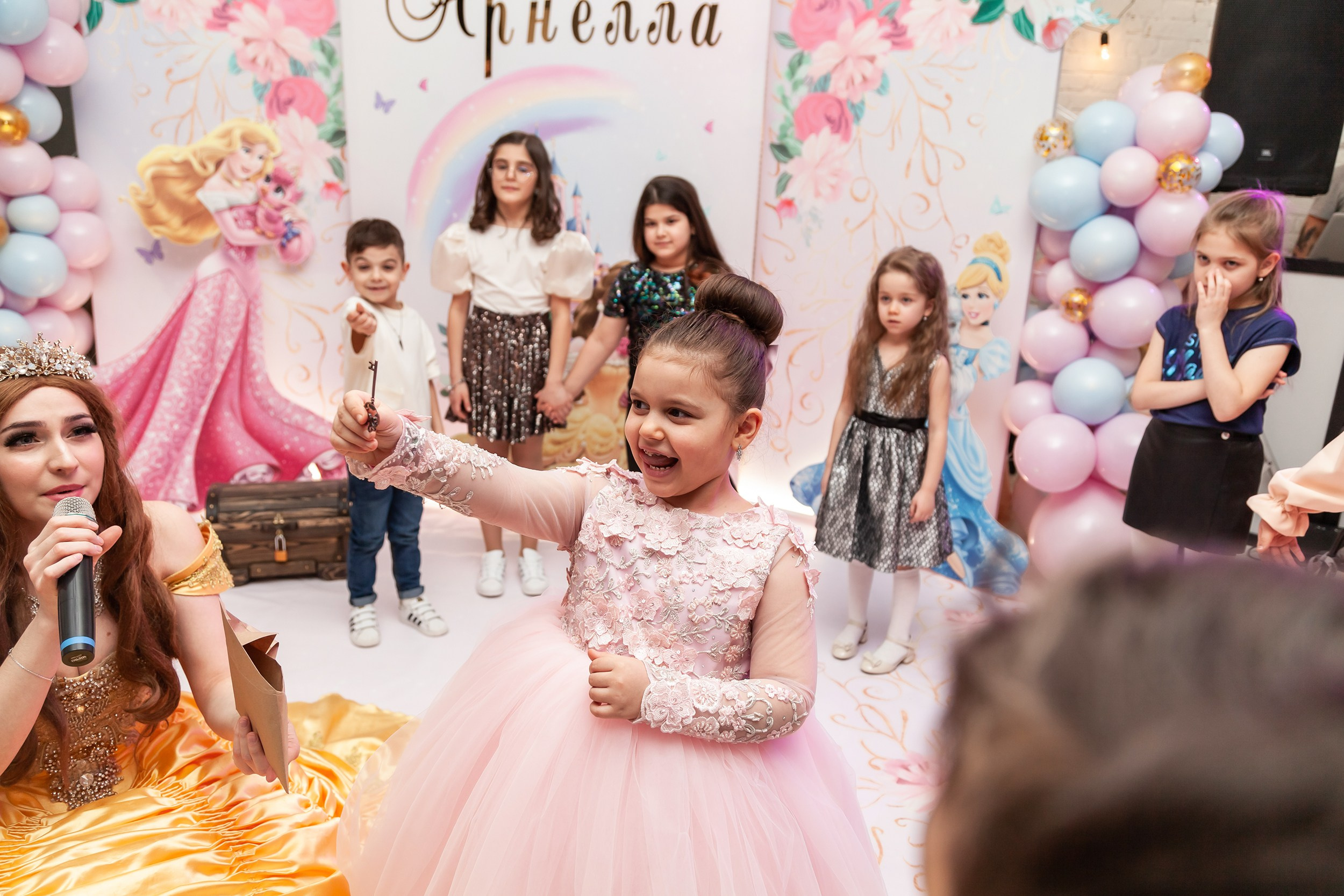 Портрет девочки на празднике