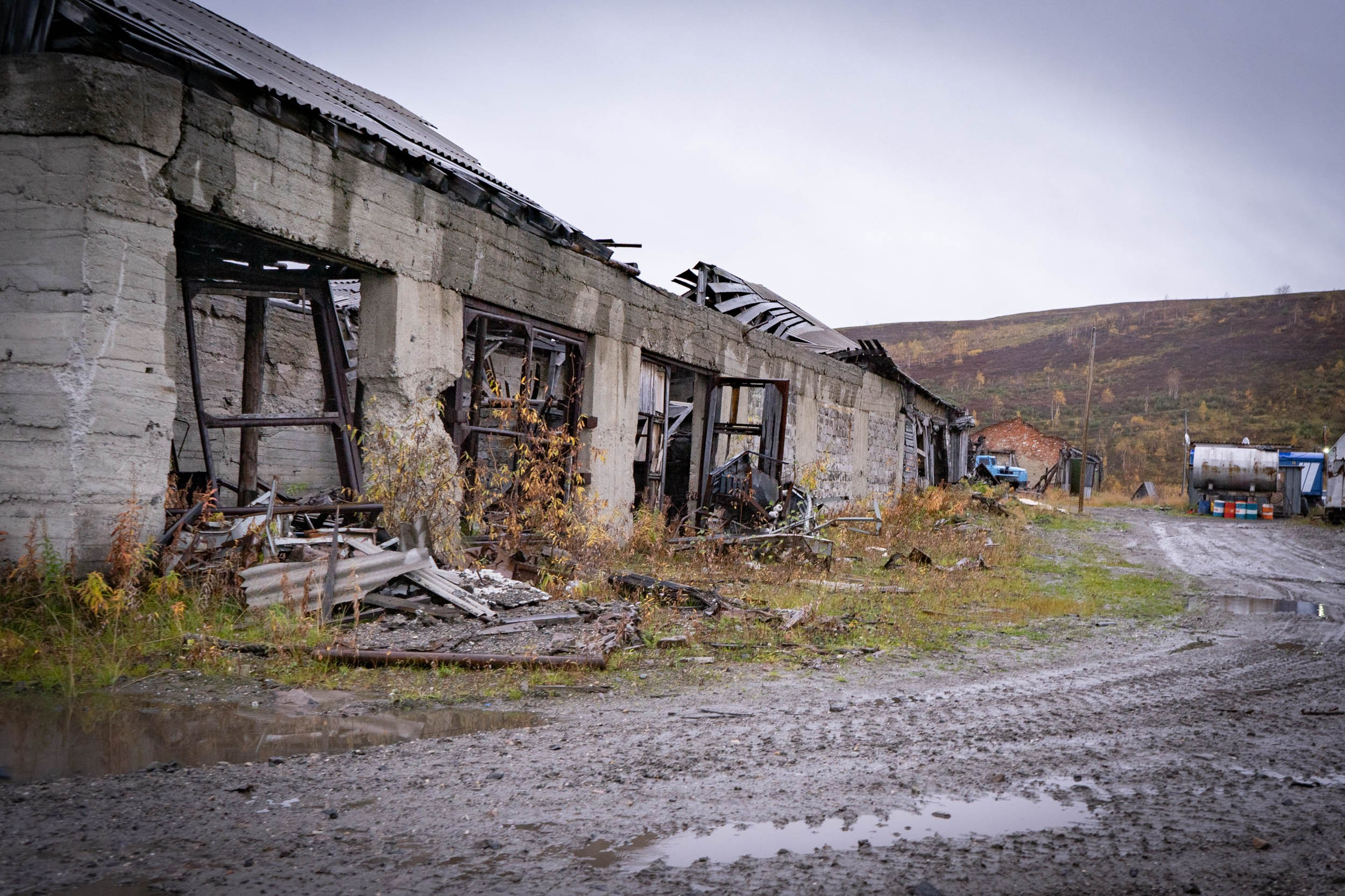 Уборка перрона п.Полярный, станция «110 км». Фотограф Екатерина Зорина