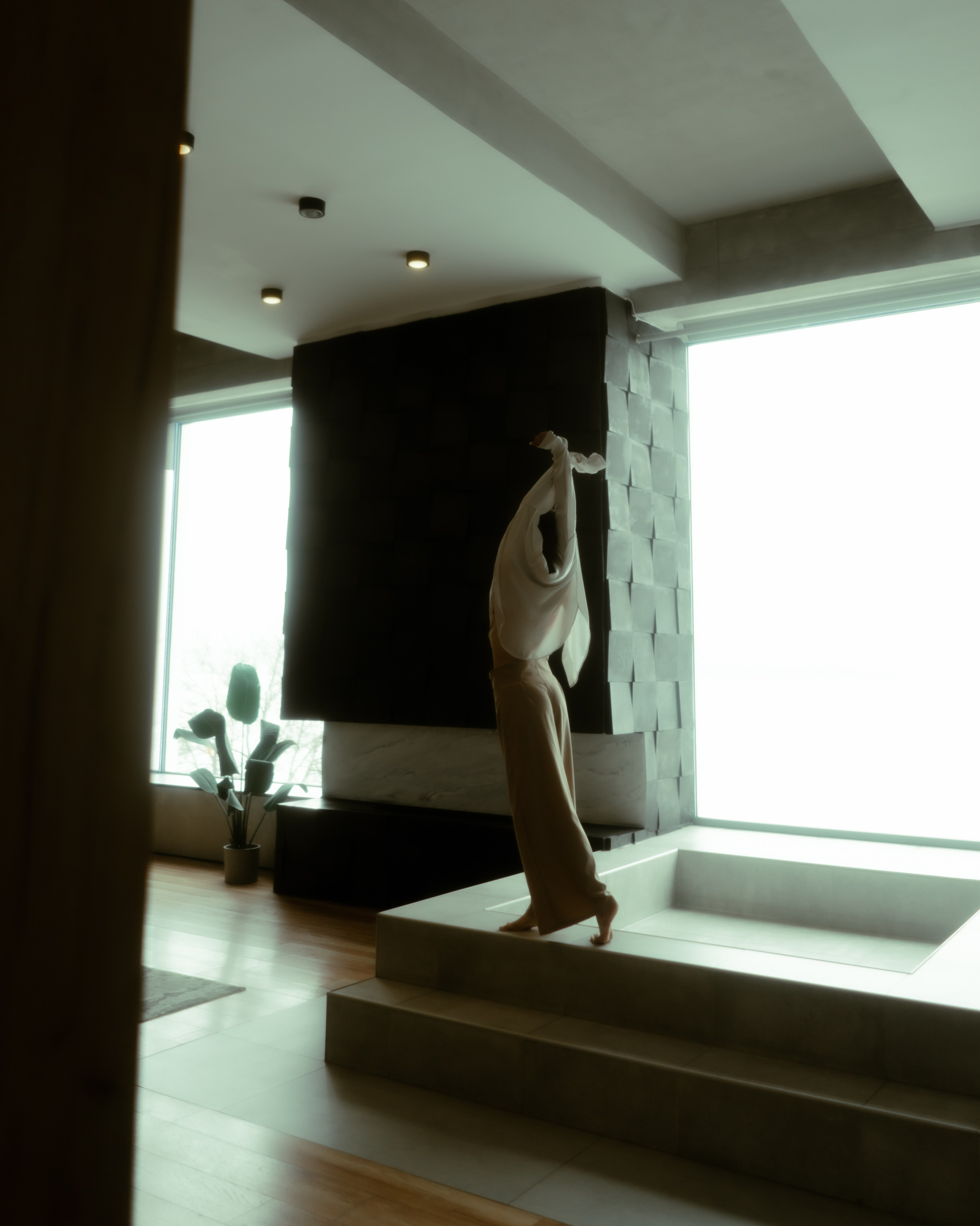 Будуарная фотосессия в фотостудии Санкт-Петербурга, кадр у панорамного окна