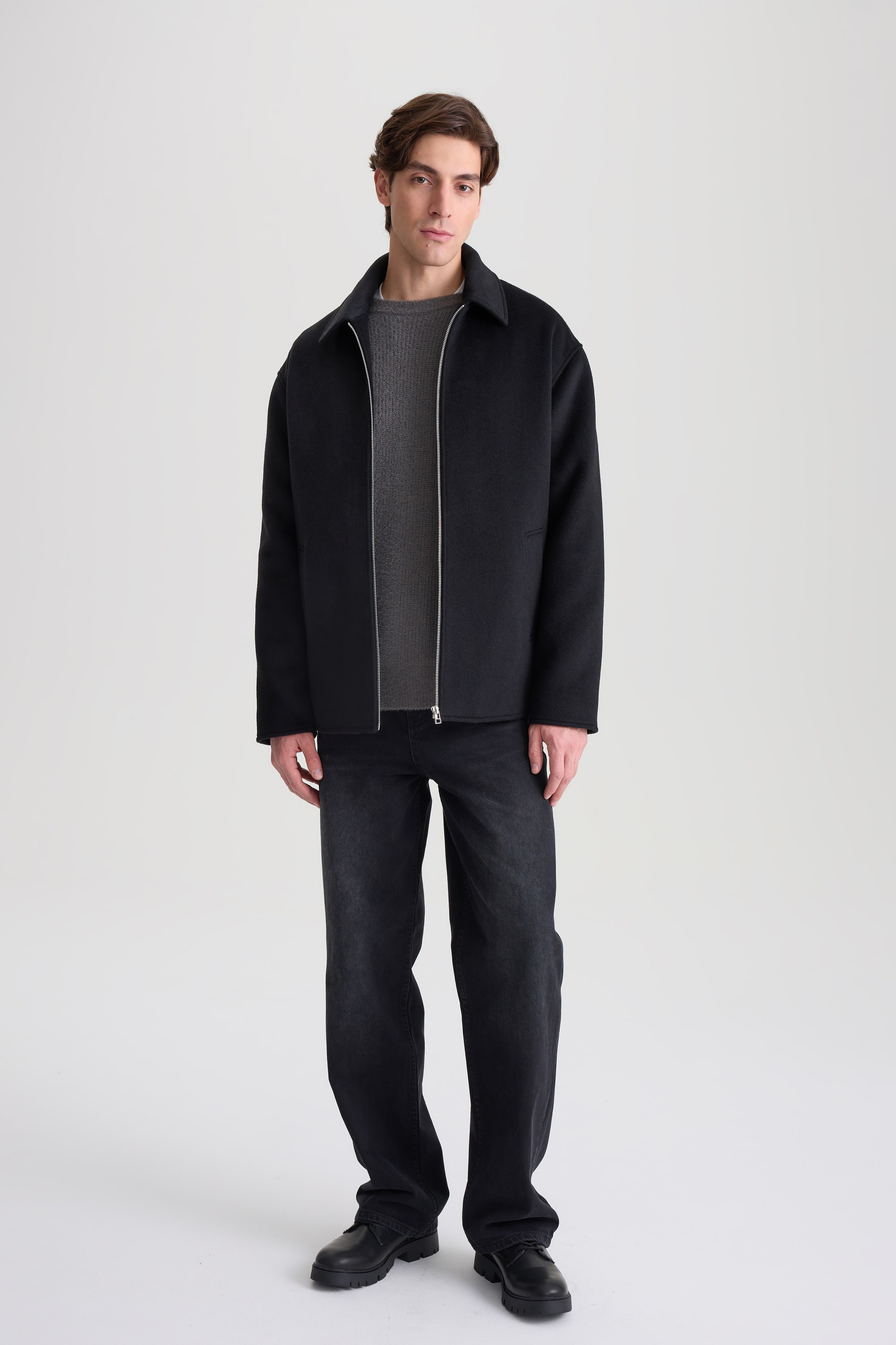 Фотограф Артём Галицкий. Специализируюсь на студийной съёмке одежды: каталоги, лукбуки, предметная съёмка. Опыт работы с fashion-брендами, маркетплейсами и коммерческими проектами. Грамотно выстраиваю свет, работаю быстро и точно под задачу. Также имею опыт работы гафером — отлично знаю световое оборудование и техническую сторону съёмочного процесса.