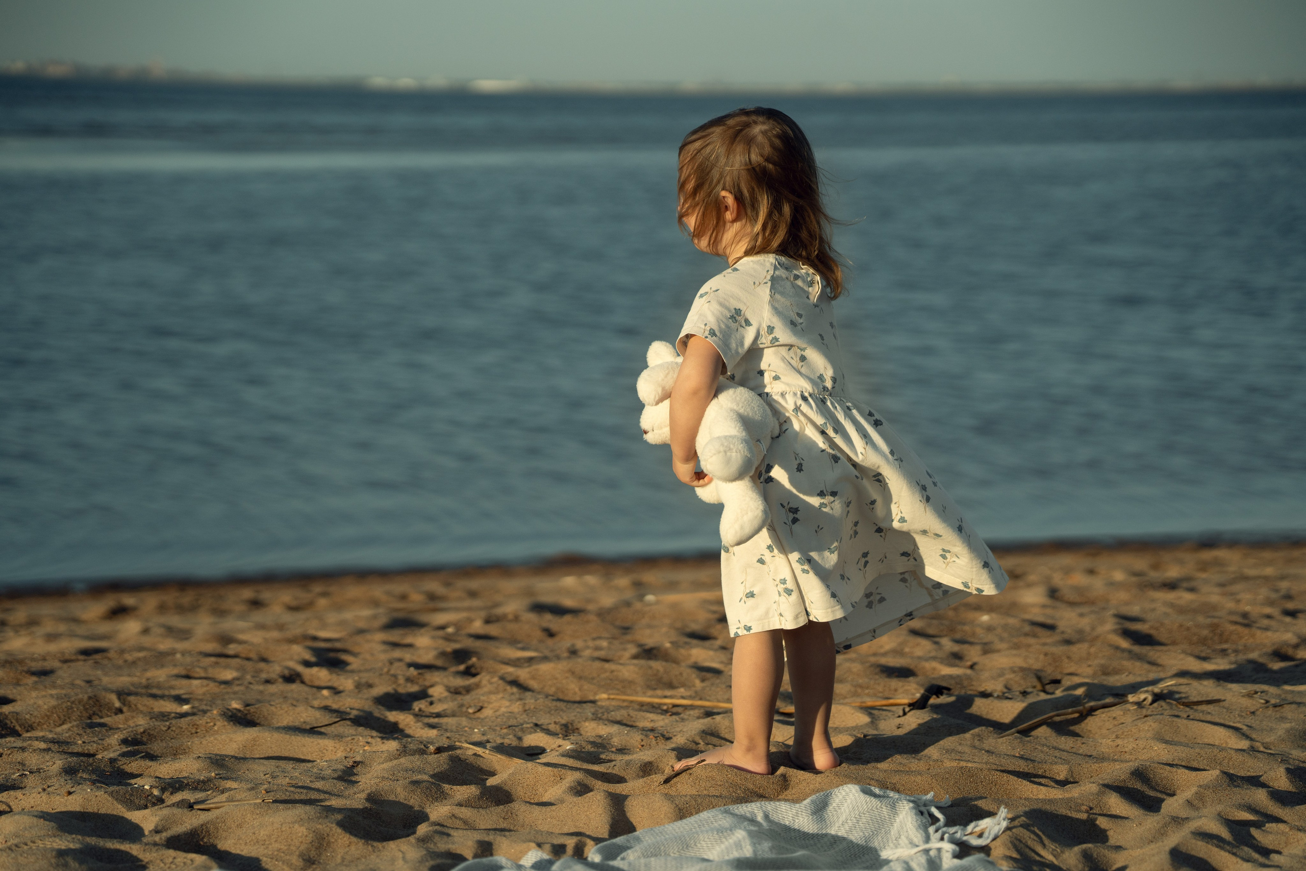 love story, молодые родители, многодетная семья, съемка на пляже, семейная фотосессия, съёмка на финском заливе, фотосессия на финском заливе, девочка с мишкой